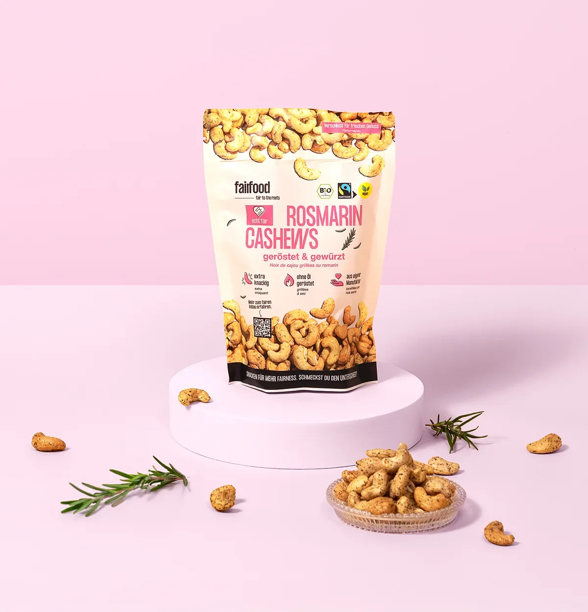 Beutel Rosmarin Cashews vor rosa Hintergrund