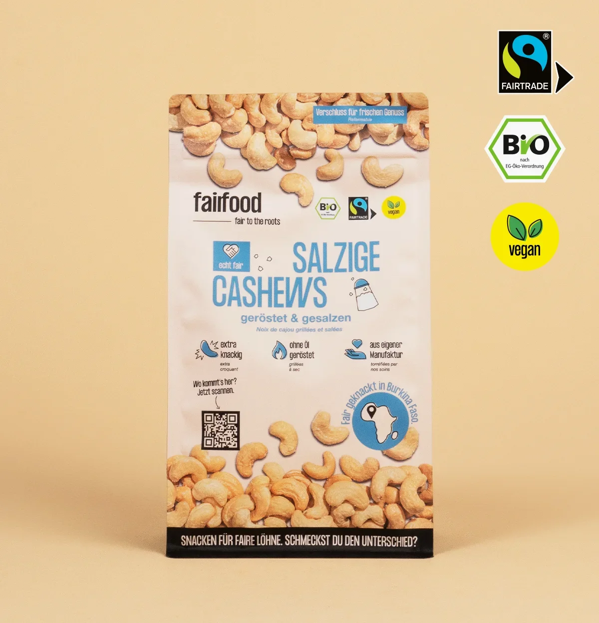 großer Beutel salzige Cashews mit blauen Details auf der Verpackung