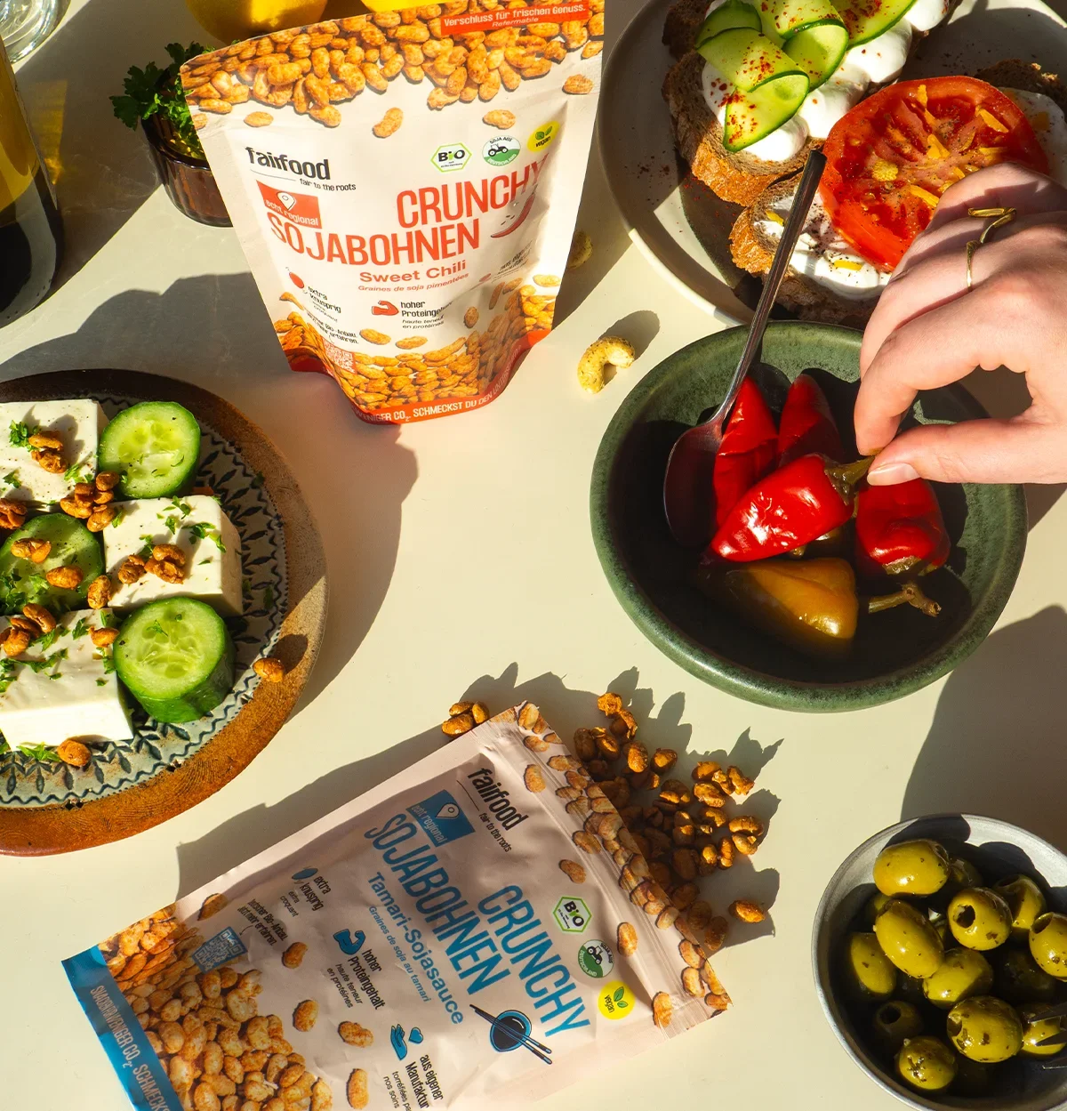 Beutel mit Sojabohnen und diverse sommerliche Tapas