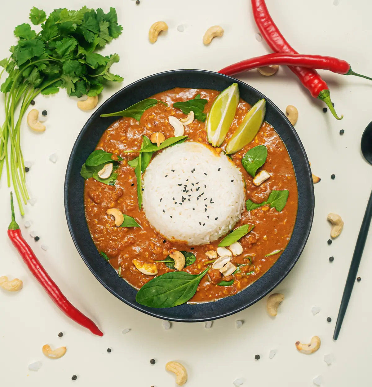 nuss curry mit reis auf einem teller angerichtet