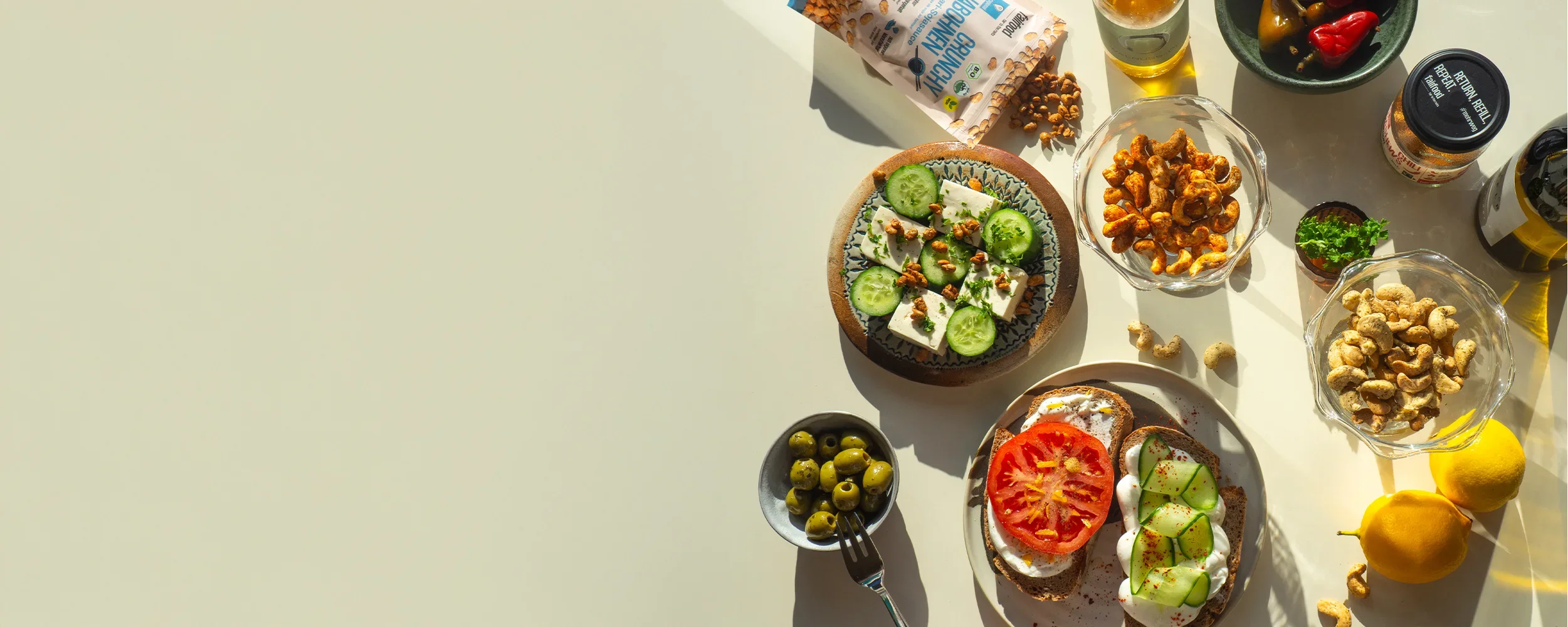 Nuesse und Sojabohnen auf gedecktem Tapas Tisch in Sonnenuntergangsstimmung