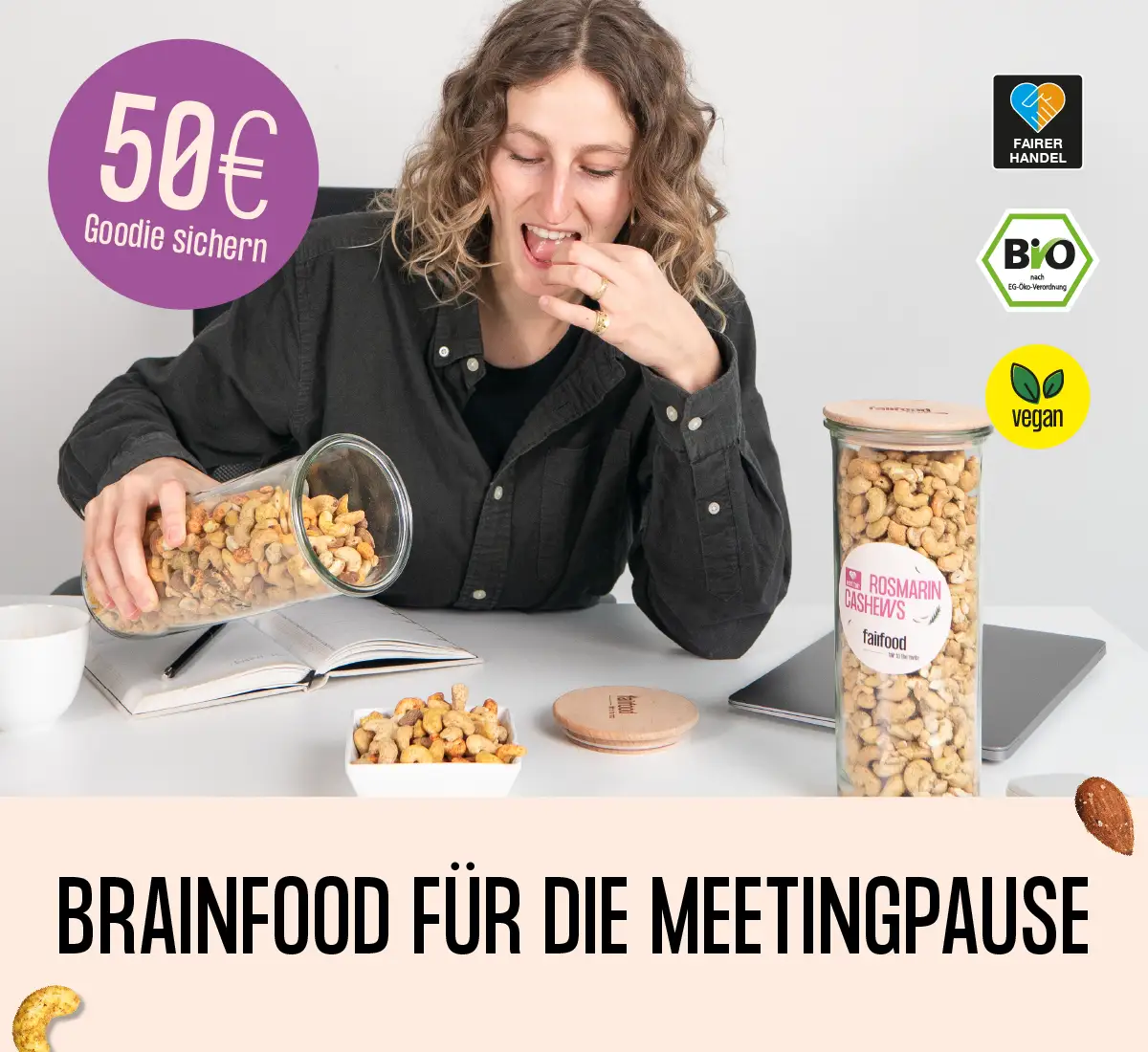 Person sitzt am Schreibtisch, davor Nüsse, darunter der Text Brainfood für die Meetingpause