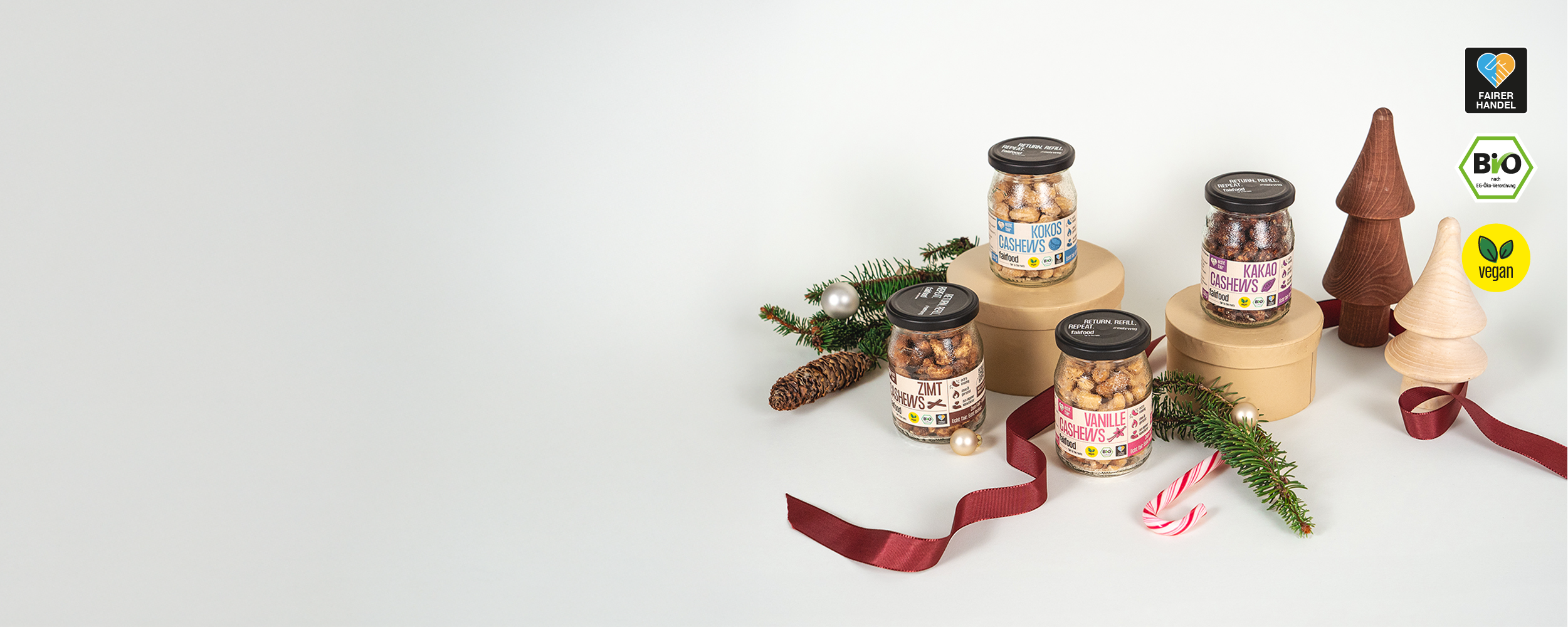 4 Sorten süße Cashews vor einem weihnachtlichen Hintergrund