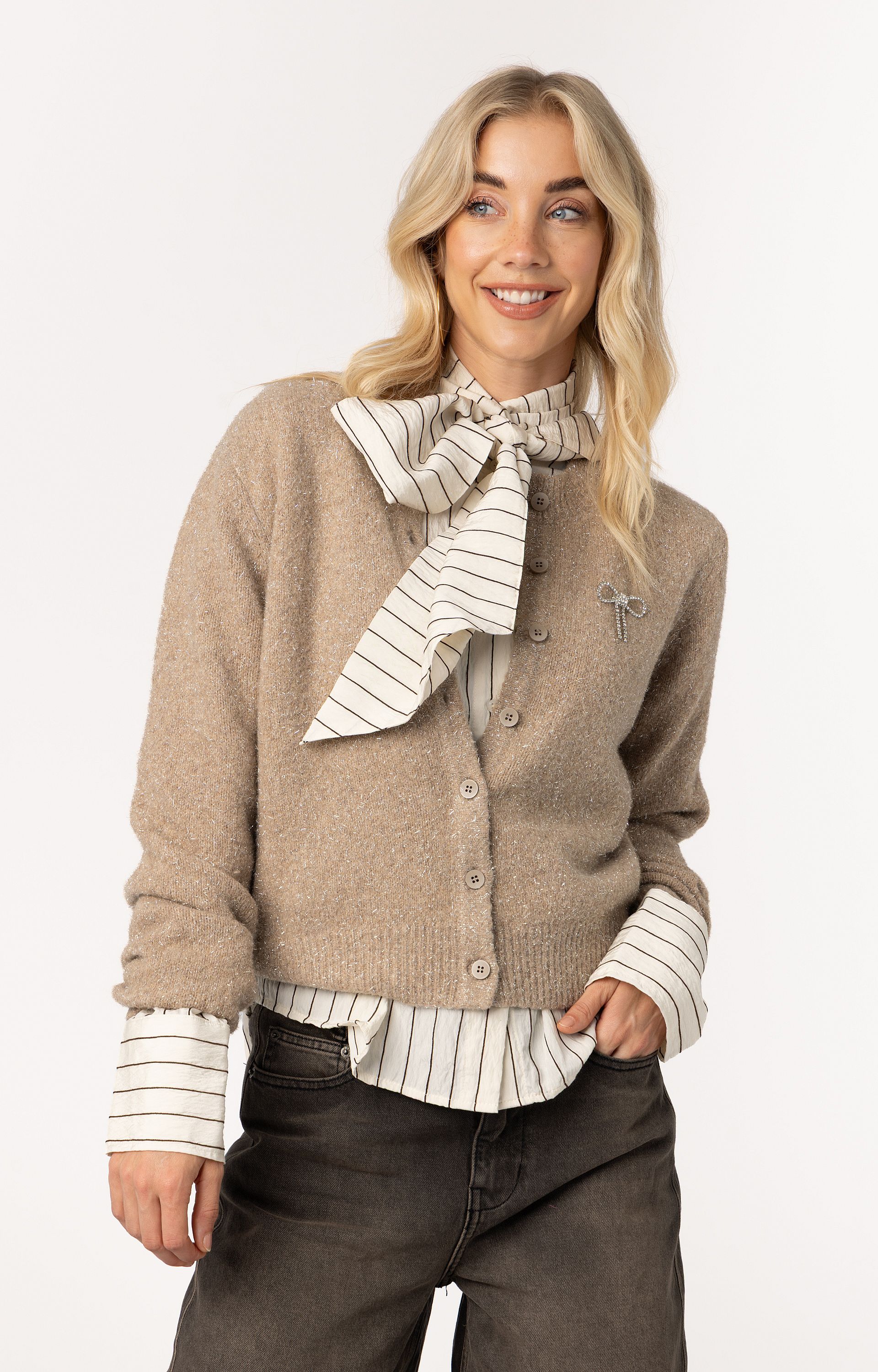 ANNA 34a10-02654-1 Vest LS met strikbroche