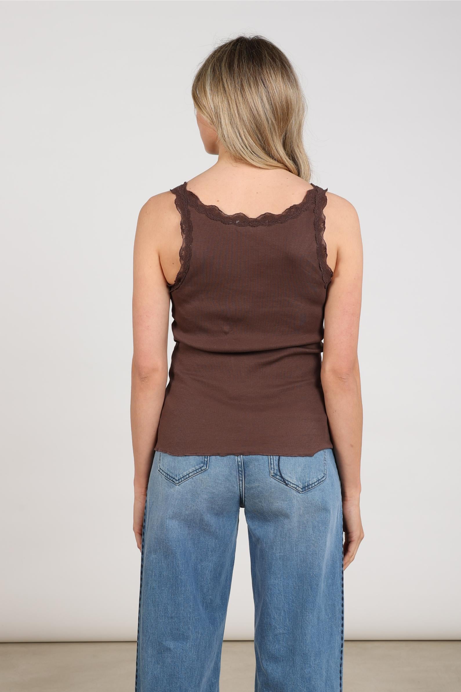 NUKUS NKF06003 Maddie Singlet Kant- Chocolate