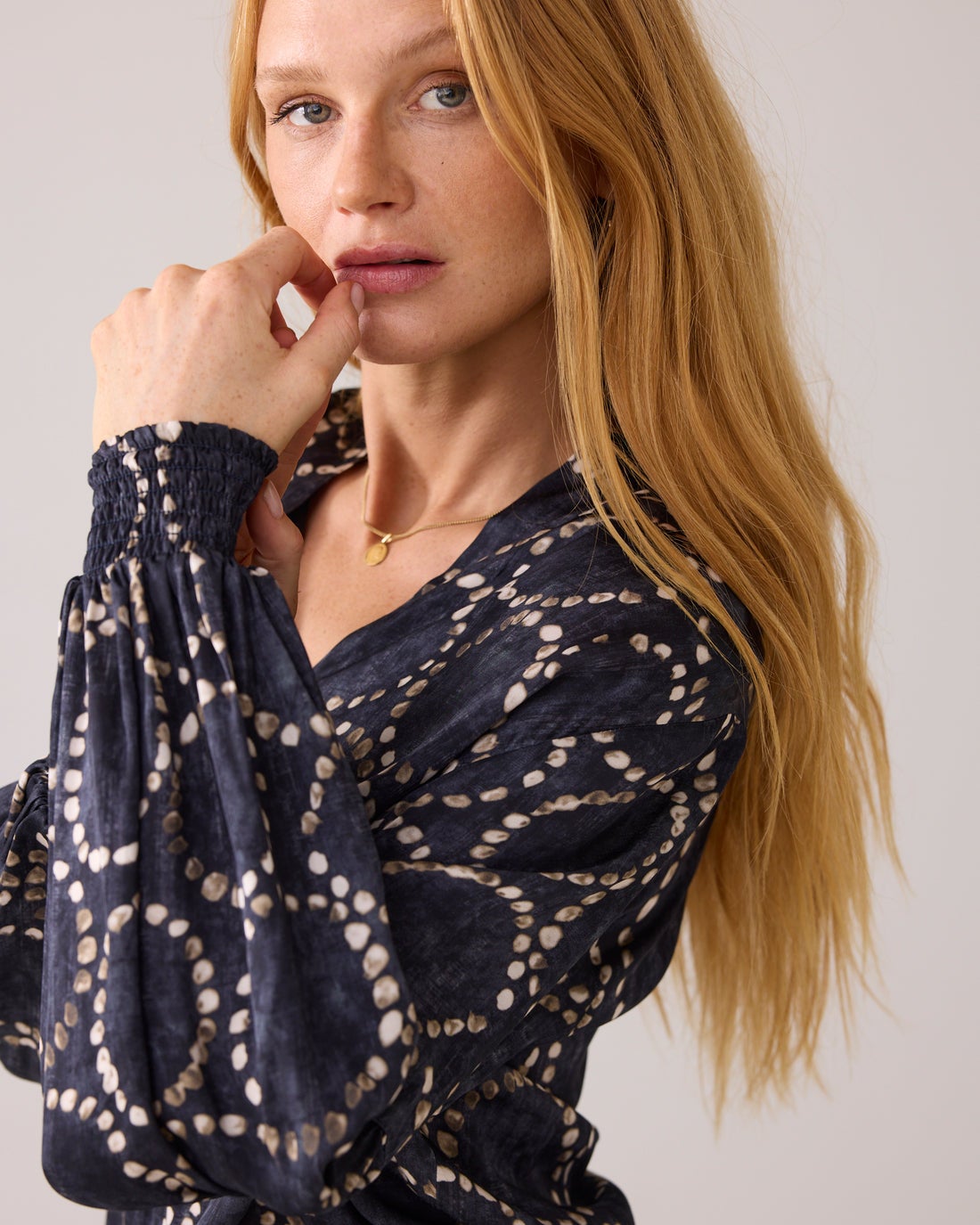 SUMMUM 2s3341-12263 Lichtglanzende blouse met print