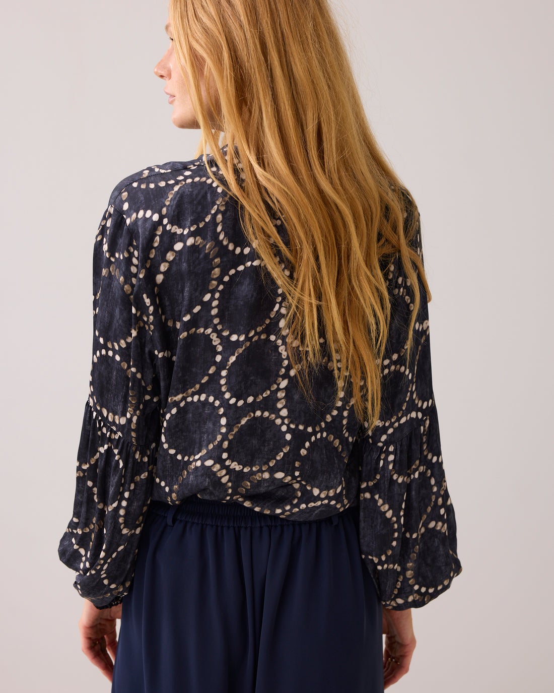 SUMMUM 2s3341-12263 Lichtglanzende blouse met print