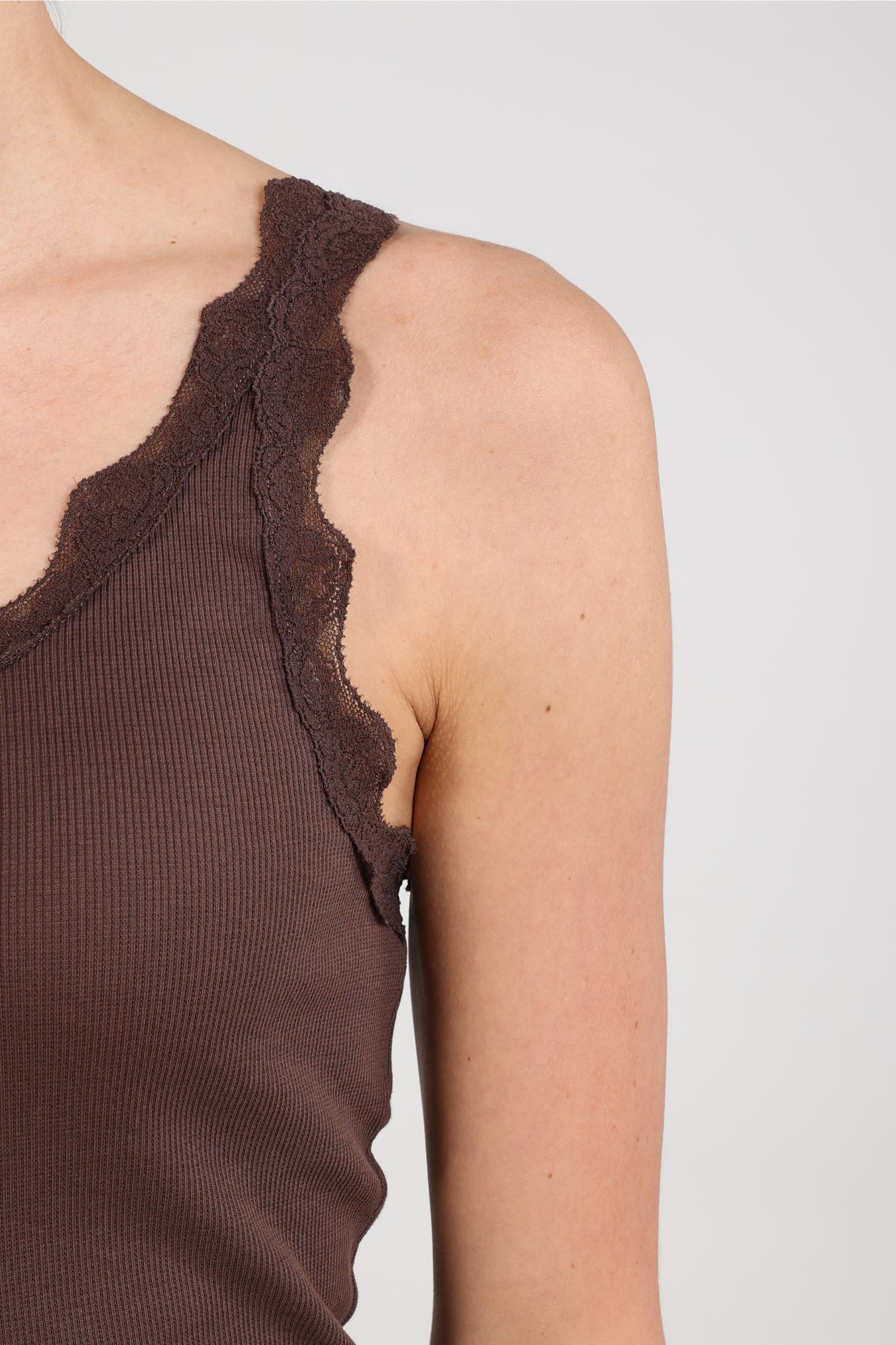 NUKUS NKF06003 Maddie Singlet Kant- Chocolate