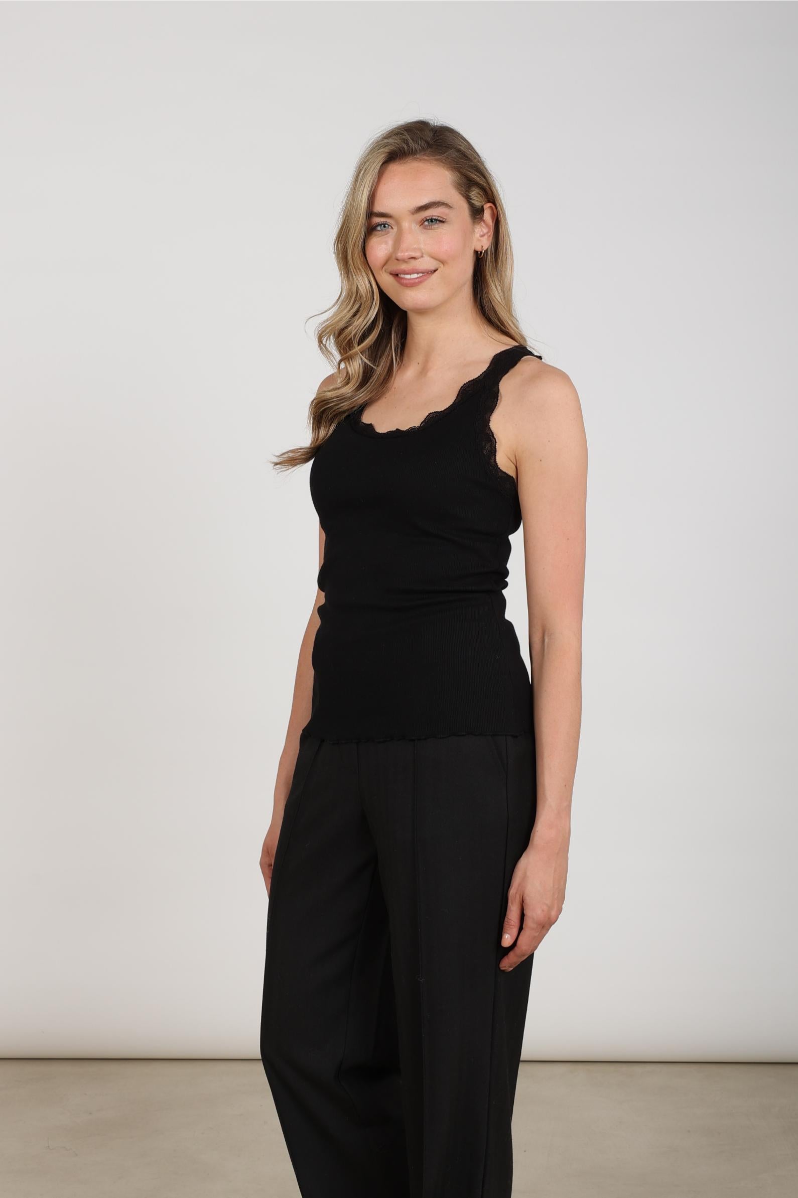 NUKUS NKF06003 Maddie Singlet Kant-Black