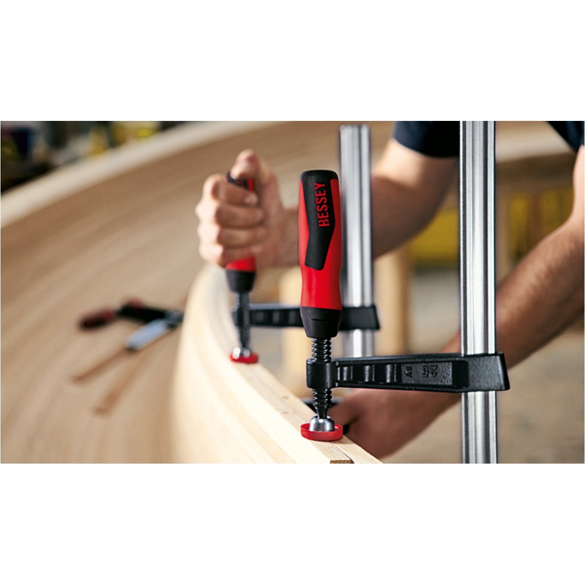 TG-2K_work_man_wood_1__c75MUj96zQ0Lpz4l
