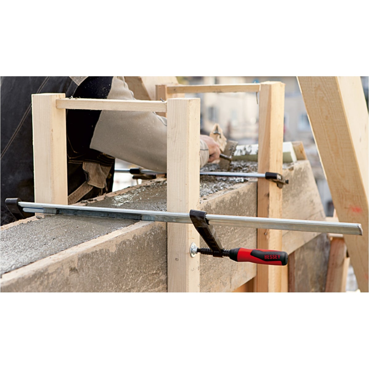 TGK-2K_work_man_roof__c75VdDNkRhMs80Ln