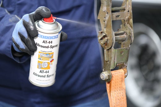 AWB_11250150_AT-44_Allround-Spray_Schmierung_eines_Zurrgurt_mit_Schlosses_3