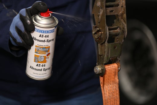 AWB_11250150_AT-44_Allround-Spray_Schmierung_eines_Zurrgurt_mit_Schlosses_1