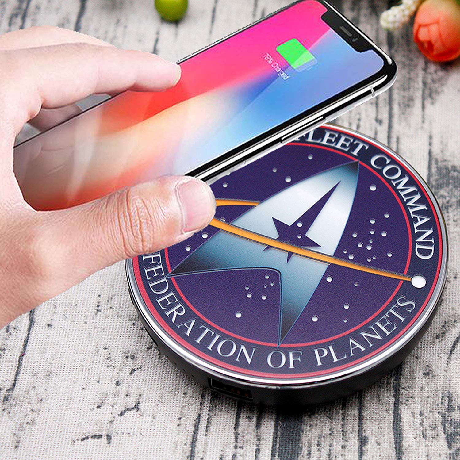 Star Trek Qi Wireless-Ladegerät mit beleuchtetem Sternenflotten-Logo mit 8000 mAh Backup-Akku zum kabelgebundenen und kabellosen Laden. Tragbares Ladegerät für Mobiltelefone Star Trek Qi Wireless-Ladegerät mit beleuchtetem Sternenflotten-Logo mit 8000 mAh Backup-Akku zum kabelgebundenen und kabellosen Laden. Tragbares Ladegerät für Mobiltelefone