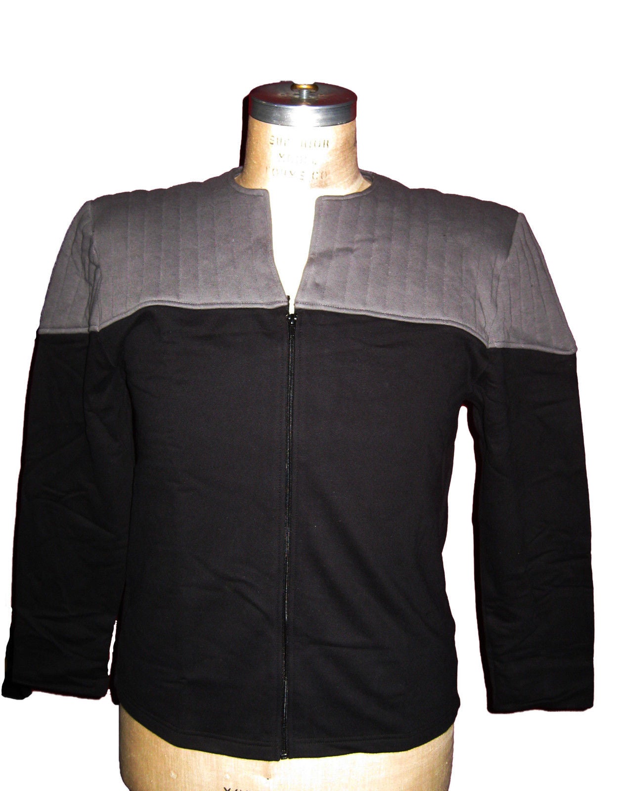 First Contact Uniform Oberteil Jacke - Super deluxe Baumwolle Star Trek - Filmwelt Berlin offiziell lizensiert. First Contact Uniform Oberteil Jacke - Super deluxe Baumwolle Star Trek - Filmwelt Berlin offiziell lizensiert.