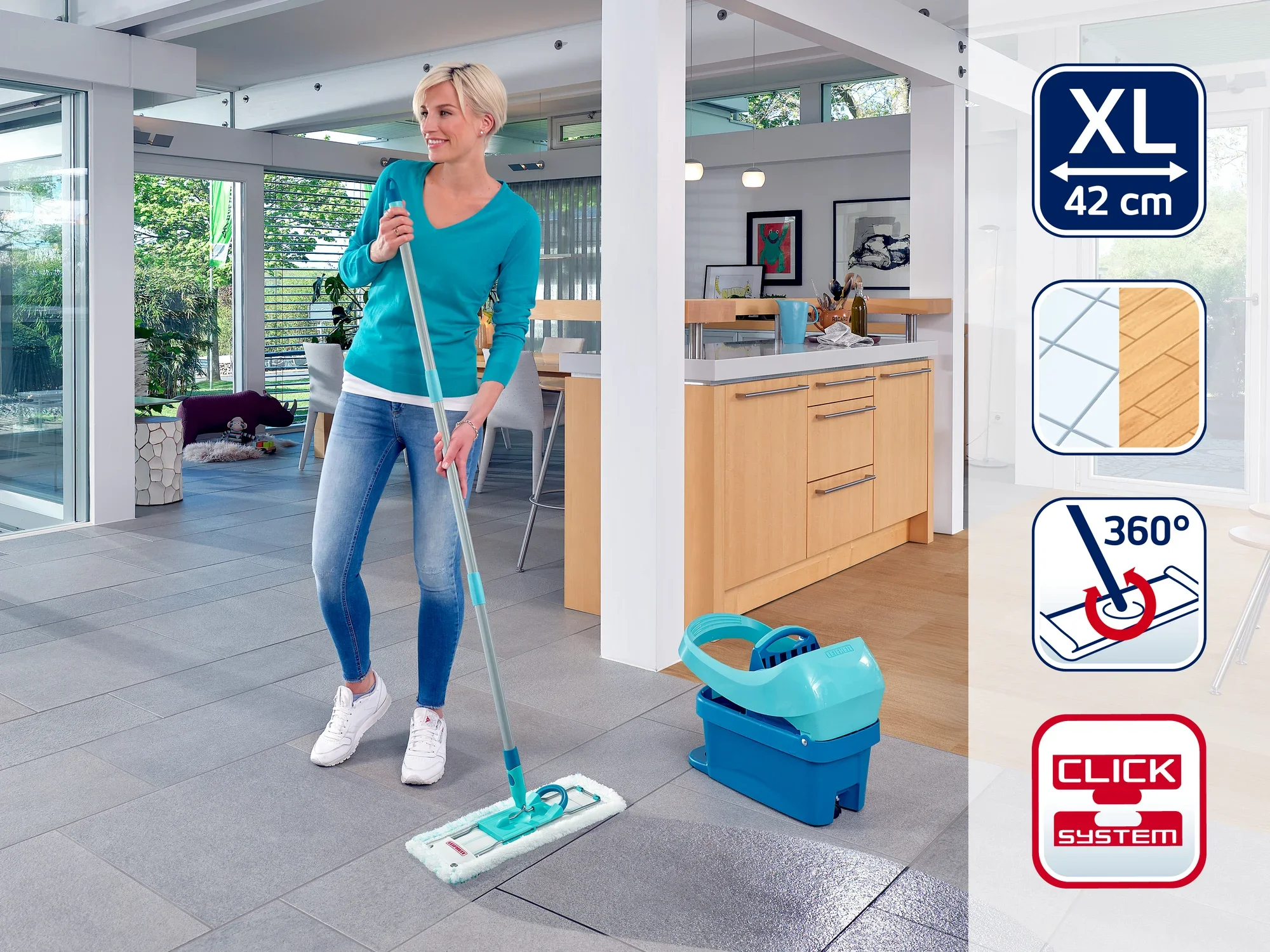 Een vrouw dweilt de vloer in een moderne woonkamer met de Leifheit dweilmop. De mop heeft een XL-formaat van 42 cm en een 360 graden draaibaar scharnier.