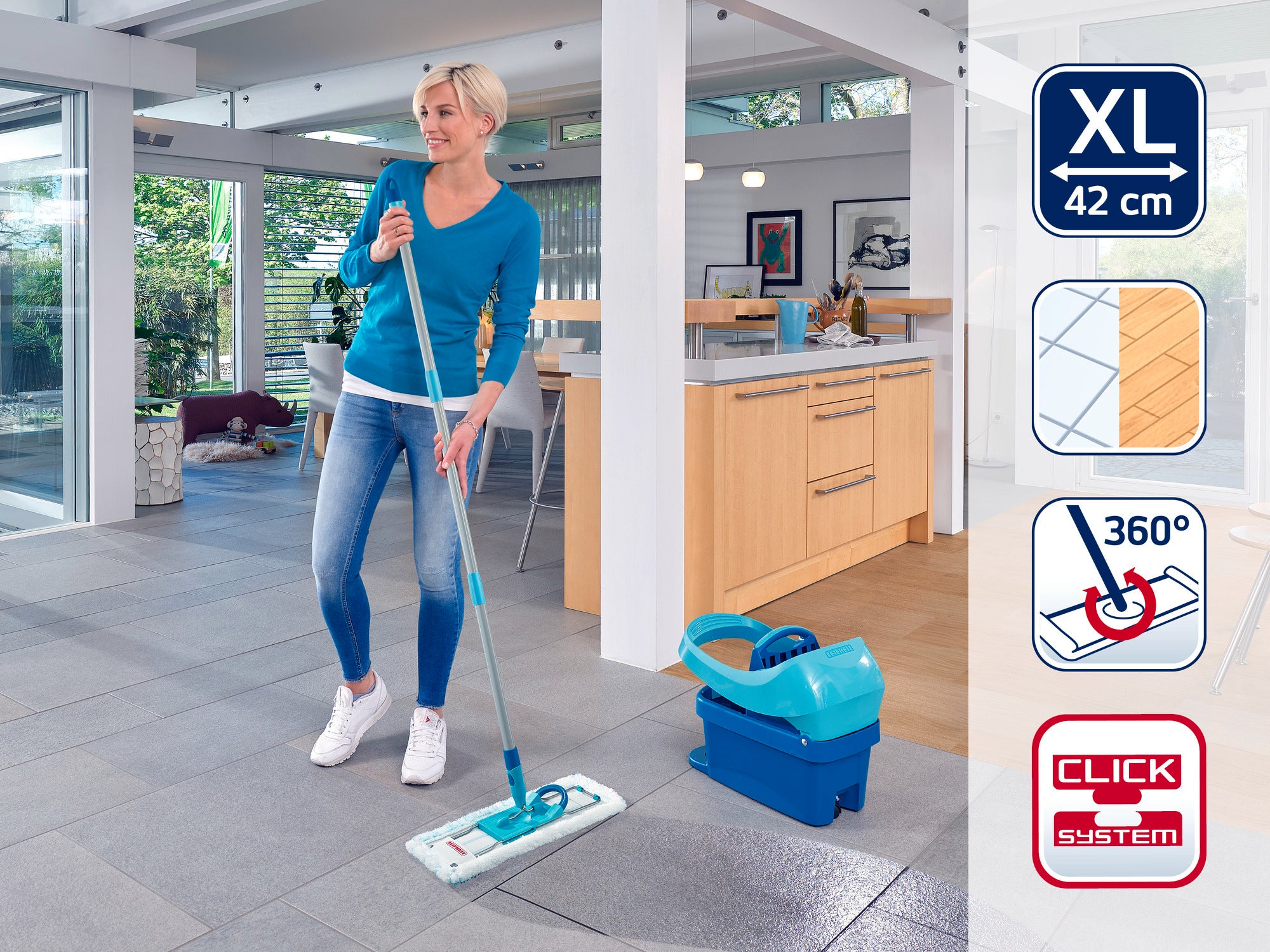 Eine Frau wischt den Boden in einem modernen Wohnzimmer mit dem Leifheit Bodenwischer. Der Wischer hat ein XL-Format von 42 cm und ein 360-Grad-Drehgelenk.