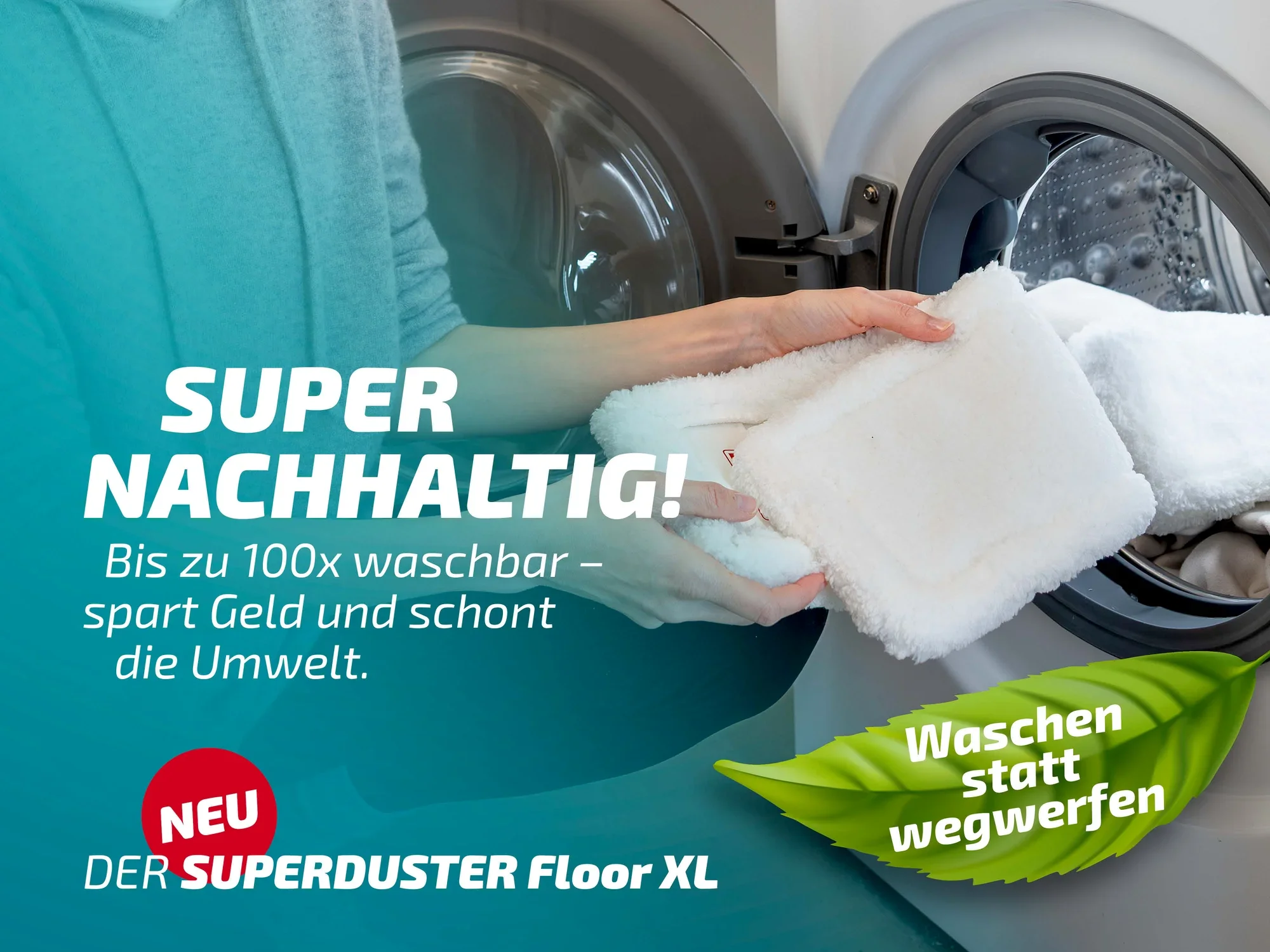 Eine Person hält den Leifheit Superduster Floor XL Staubbezug vor einer Waschmaschine. Der Bezug ist bis zu 100-mal waschbar, was Geld spart und die Umwelt schont. Text auf dem Bild betont die Nachhaltigkeit des Produkts.