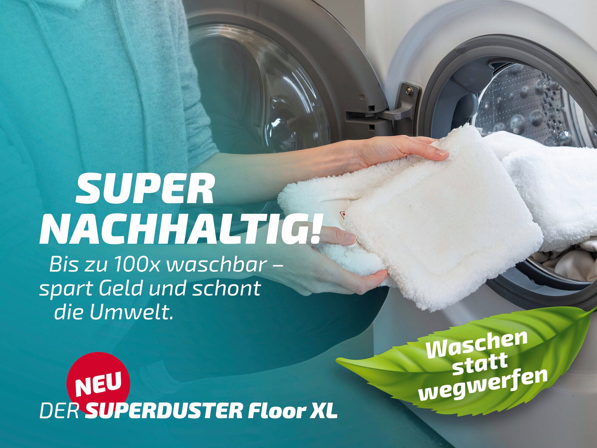 Eine Person hält den Leifheit Superduster Floor XL Staubbezug vor einer Waschmaschine. Der Bezug ist bis zu 100-mal waschbar, was Geld spart und die Umwelt schont. Text auf dem Bild betont die Nachhaltigkeit des Produkts.