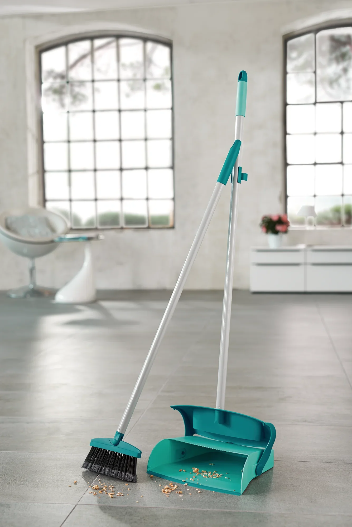 Kehrset mit Stiel und Schmutzcontainer in einem modernen Raum. Das Set besteht aus einem Besen und einem Behälter, ideal für effizientes Kehren und Sauberkeit.