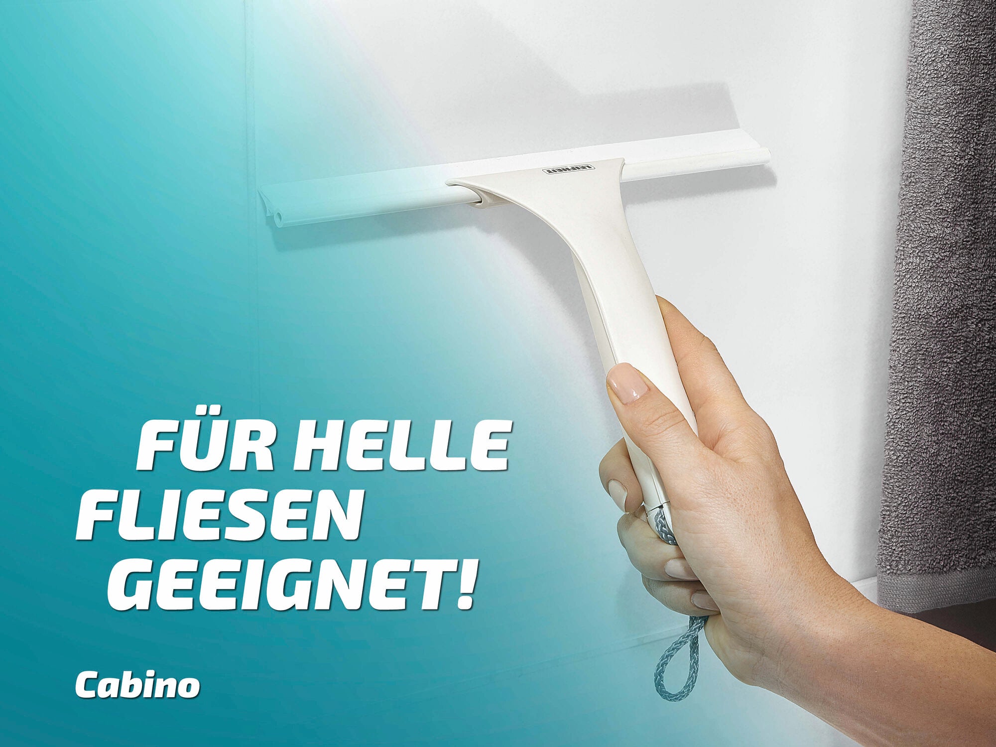 Duschkabinenabzieher Cabino von Leifheit in der Hand einer Person, die eine Duschwand abzieht. Der Abzieher ist ideal für helle Fliesen geeignet und hat ein modernes Design.
