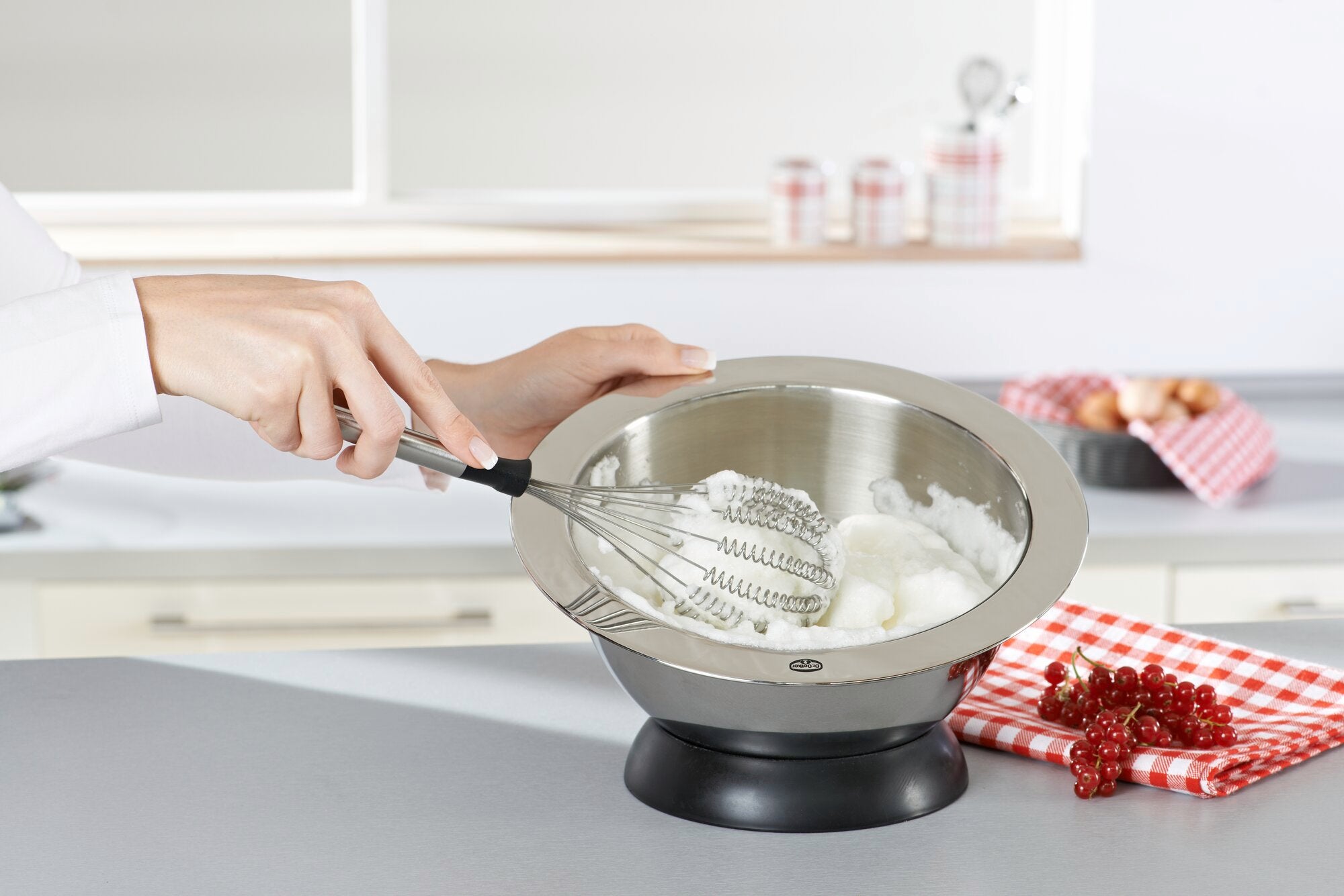 W nowoczesnej kuchni trzepaczka Speed Whisk S jest używana do ubijania białek w misce ze stali nierdzewnej. W tle widoczne są przybory kuchenne.