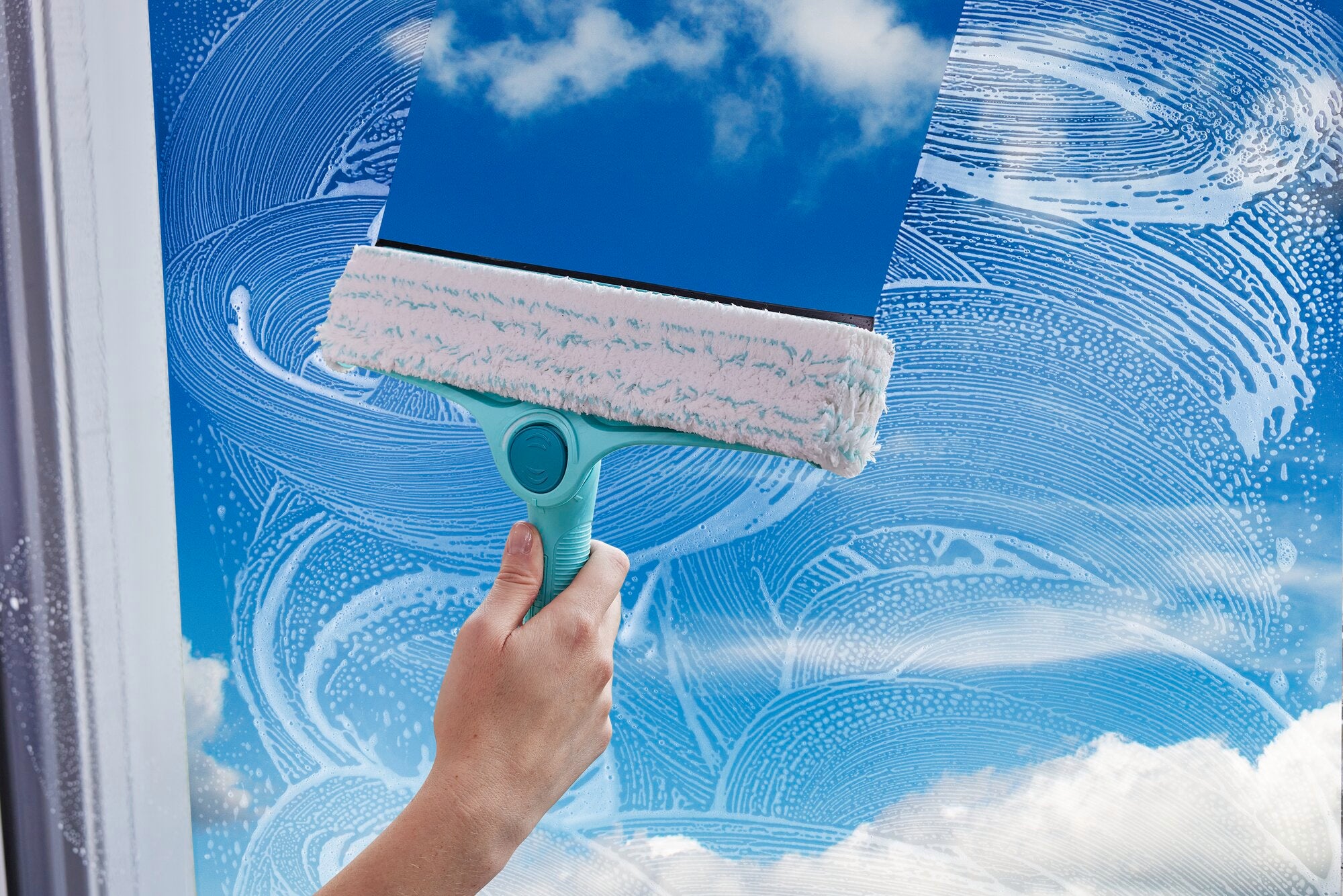 Ein Fensterreiniger wird verwendet, um ein Fenster zu säubern. Der Window & Frame Cleaner 4in1 entfernt effektiv Schmutz und hinterlässt eine klare, streifenfreie Oberfläche.