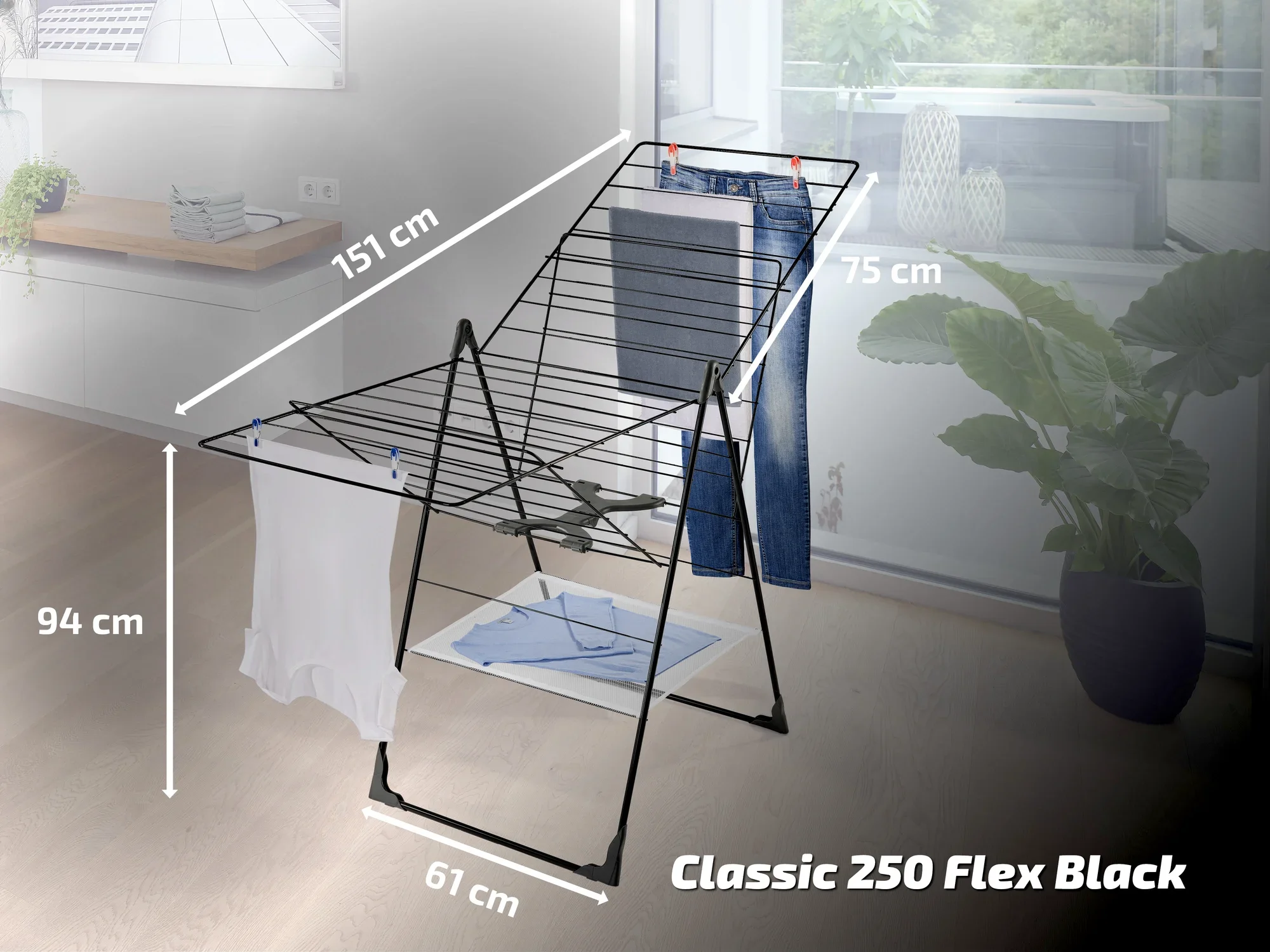 Ein schwarzer Standtrockner von Leifheit steht in einem hellen Raum. Er hat eine Trockenlänge von 15,1 m und ist 94 cm hoch. Auf dem Trockner hängen Kleidungsstücke.