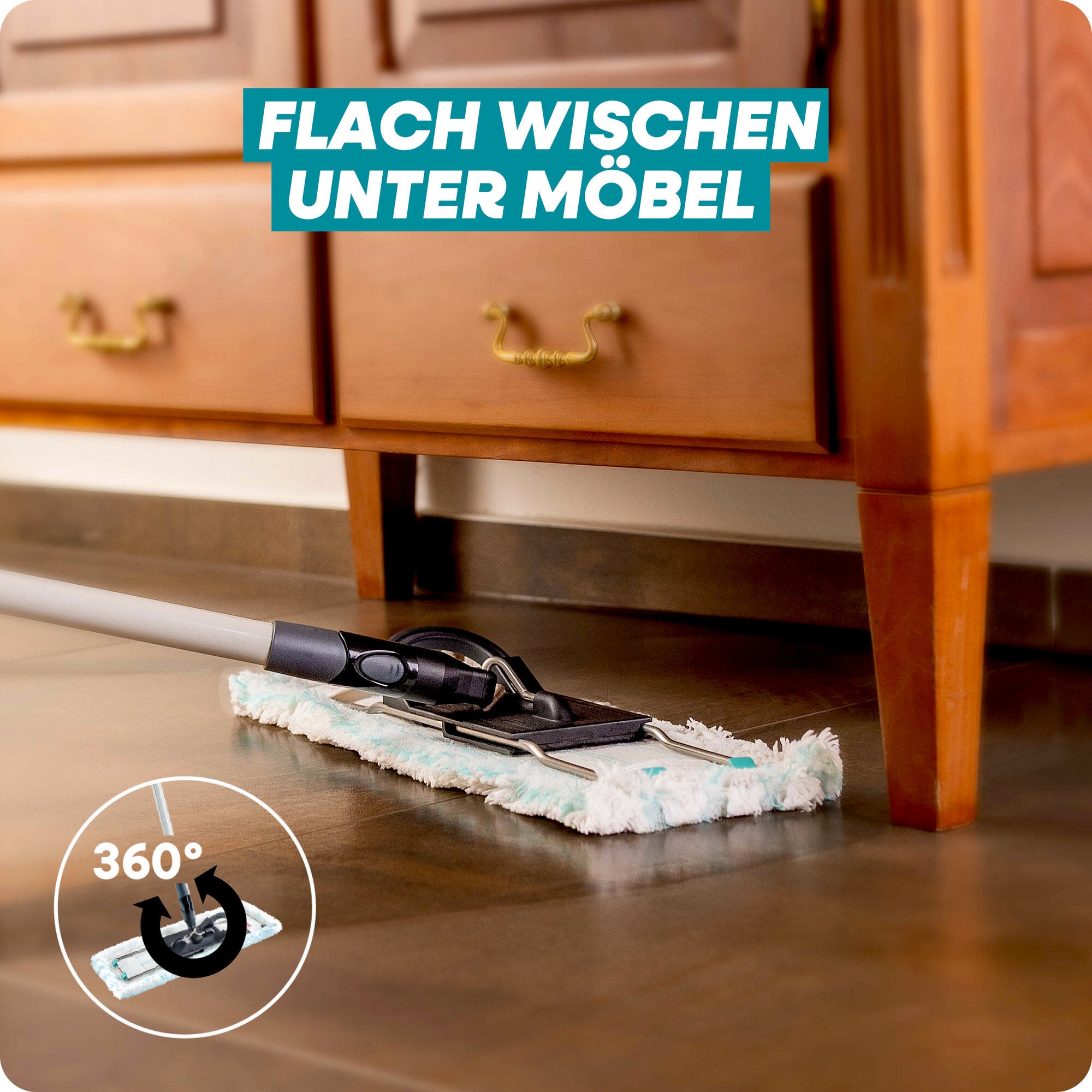Leifheit Set Profi XL Mobile Black lavapavimenti flach unter einem Holzschrank den Boden; der 360°-Drehgelenkbezug erreicht mühelos niedrige Möbel und große Flächen.