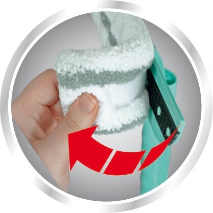 Raclette WetDry avec manche télescopique en cours d'utilisation. Une main montre comment tourner la raclette à l'aide d'une flèche rouge pour faciliter le nettoyage.