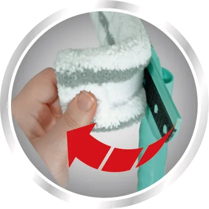 WetDry raamwisser met telescopische steel in gebruik. Een hand laat met een rode pijl zien hoe de zuigmond moet worden gedraaid om het schoonmaken te vergemakkelijken.