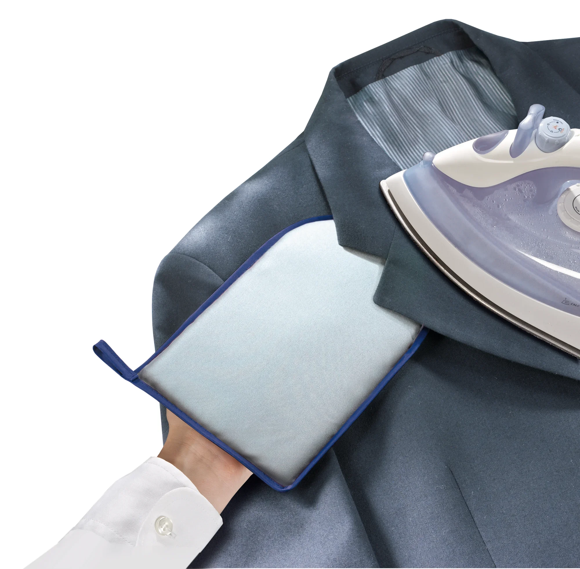 Gant de repassage en action : une personne utilise un gant de repassage pour repasser le col d'un costume. Le gant protège la main de la chaleur et facilite le repassage des endroits difficiles d'accès.