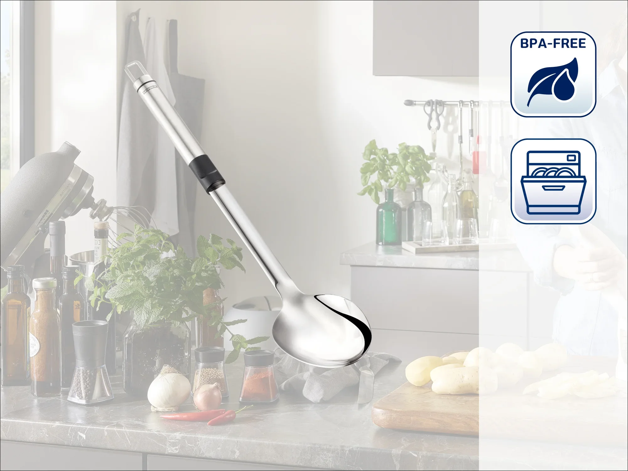 Wysokiej jakości łyżka kuchenna ze stali nierdzewnej leży na nowoczesnym blacie kuchennym. W tle widać świeże składniki i przybory kuchenne. Łyżka nie zawiera BPA i można ją myć w zmywarce.