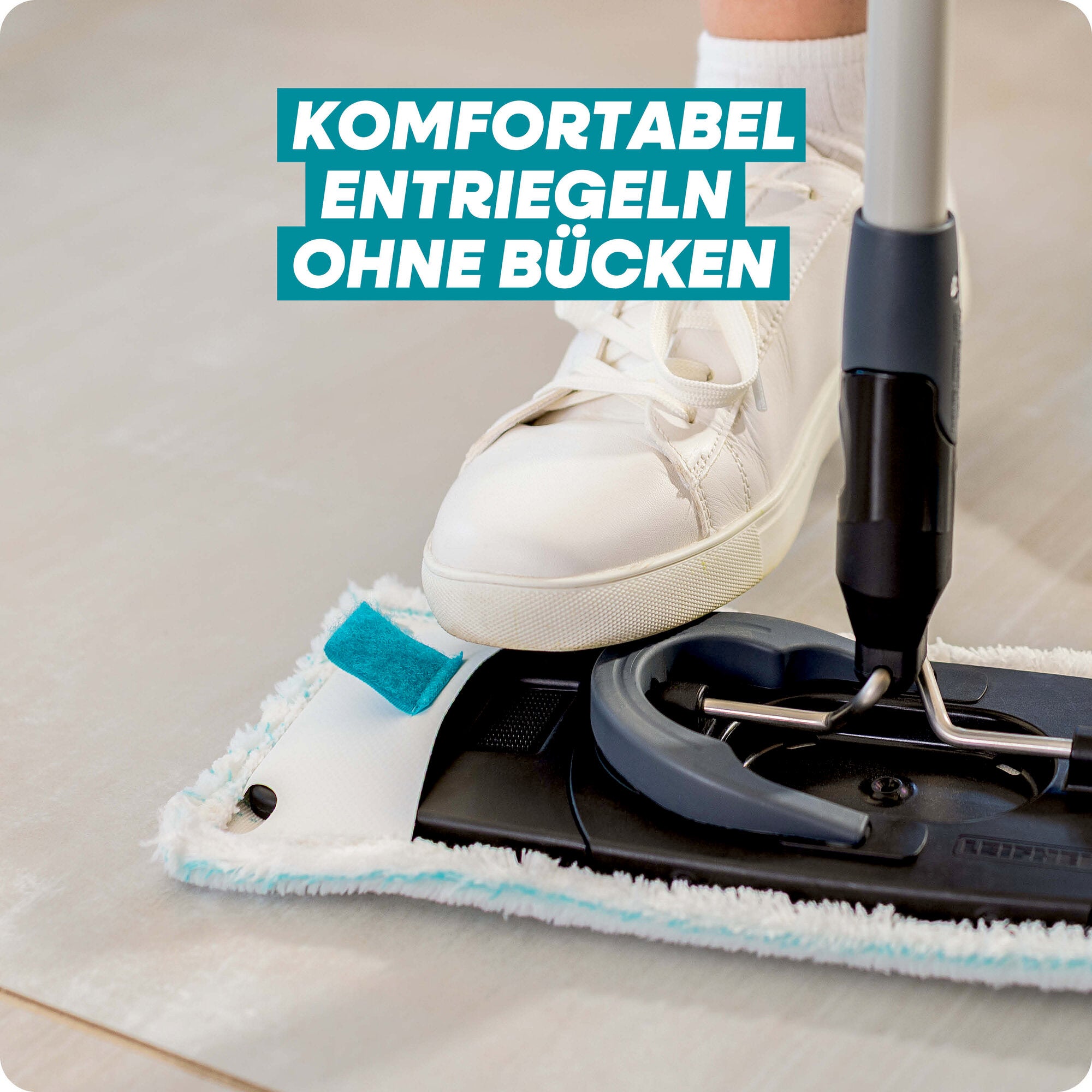 Leifheit Set CLEAN TWIST M Black mit flachem Bodenwischer und weißem Mikrofaserbezug; Fuß entriegelt den Wischbezug komfortabel ohne Bücken auf hellem Boden.