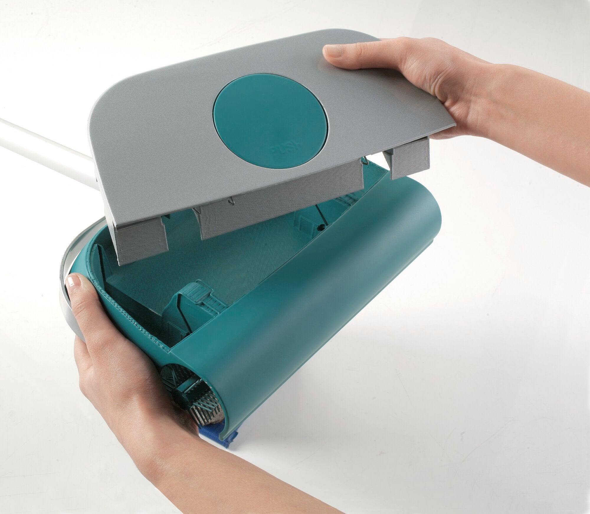 Two hands open the lid of a sweeper to reveal the interior. The Regulus Supra sweeper has a modern design with blue and grey elements.