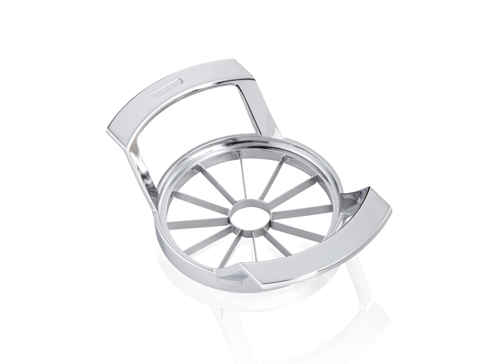 Ein glänzender Apfelschneider aus Edelstahl mit ergonomischen Griffen. Das Design ermöglicht ein einfaches Schneiden von Äpfeln in gleichmäßige Stücke. Ideal für die Küche.