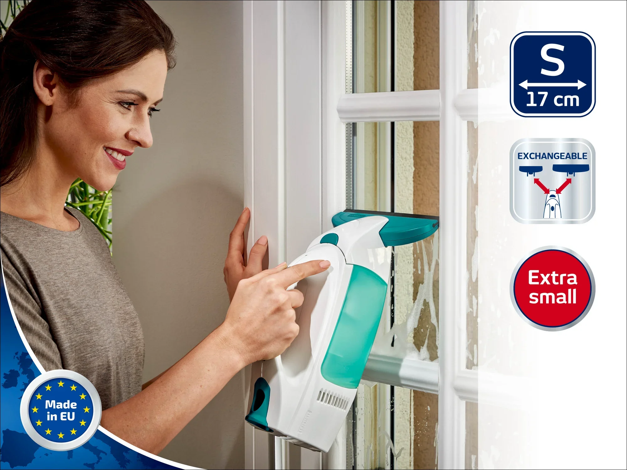 Eine Frau reinigt ein Fenster mit einem kompakten Fenstersauger. Das Gerät ist 17 cm groß, austauschbar und extra klein. Hergestellt in der EU, ideal für kleine Flächen.