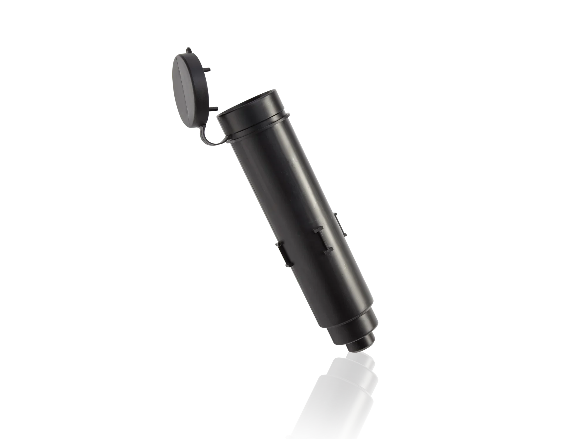 Zwarte plastic grondkoker met een diameter van 50 mm. De afbeelding toont de hoes in een lichte hoek, met een deksel aan de bovenkant. Ideaal voor de online shop.