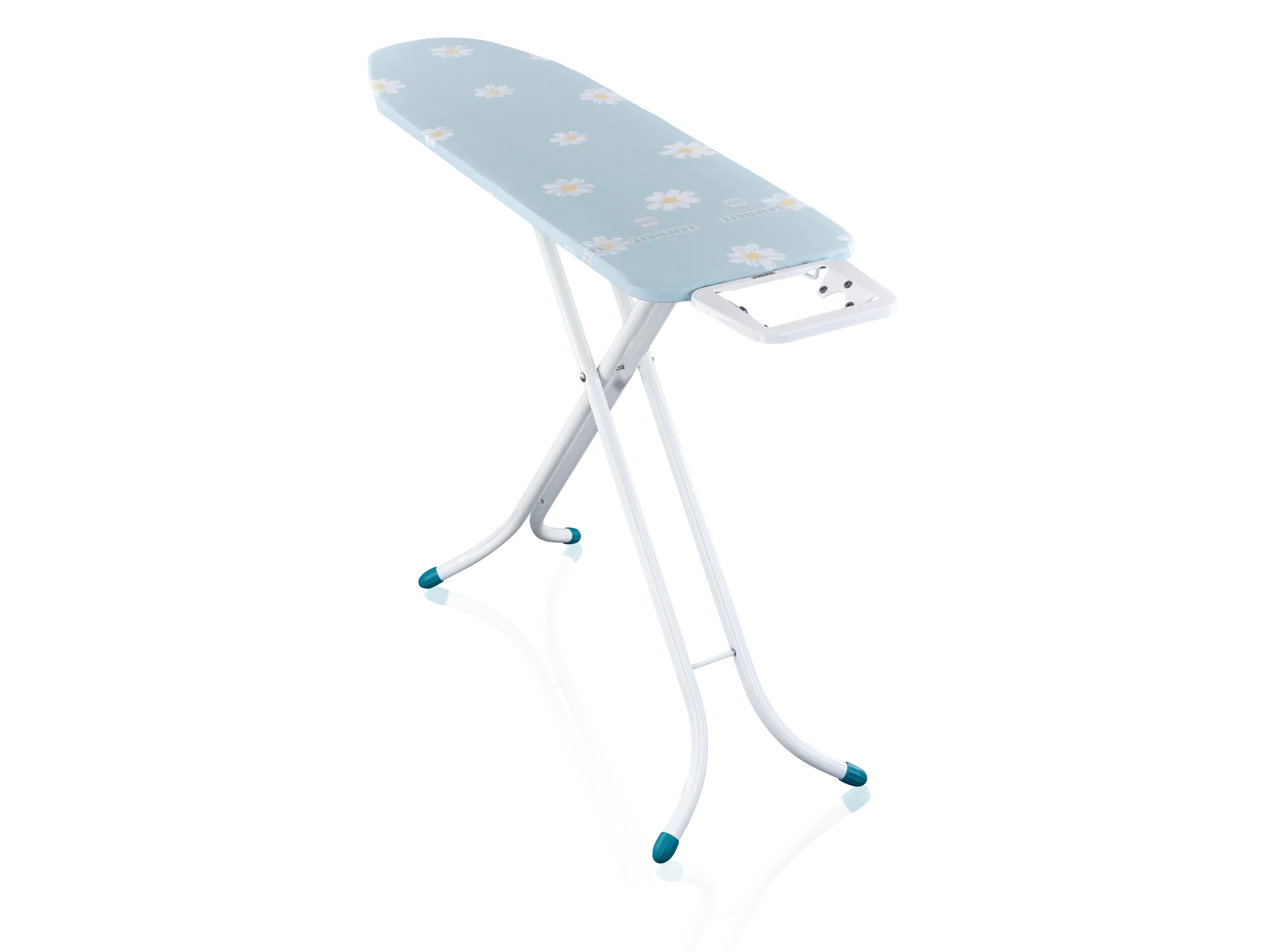 Bügelbrett Leifheit Classic M Compact mit hellblauem Bezug und Blumenmuster. Es hat weiße, klappbare Beine mit blauen Füßen und eine integrierte Ablage für das Bügeleisen.