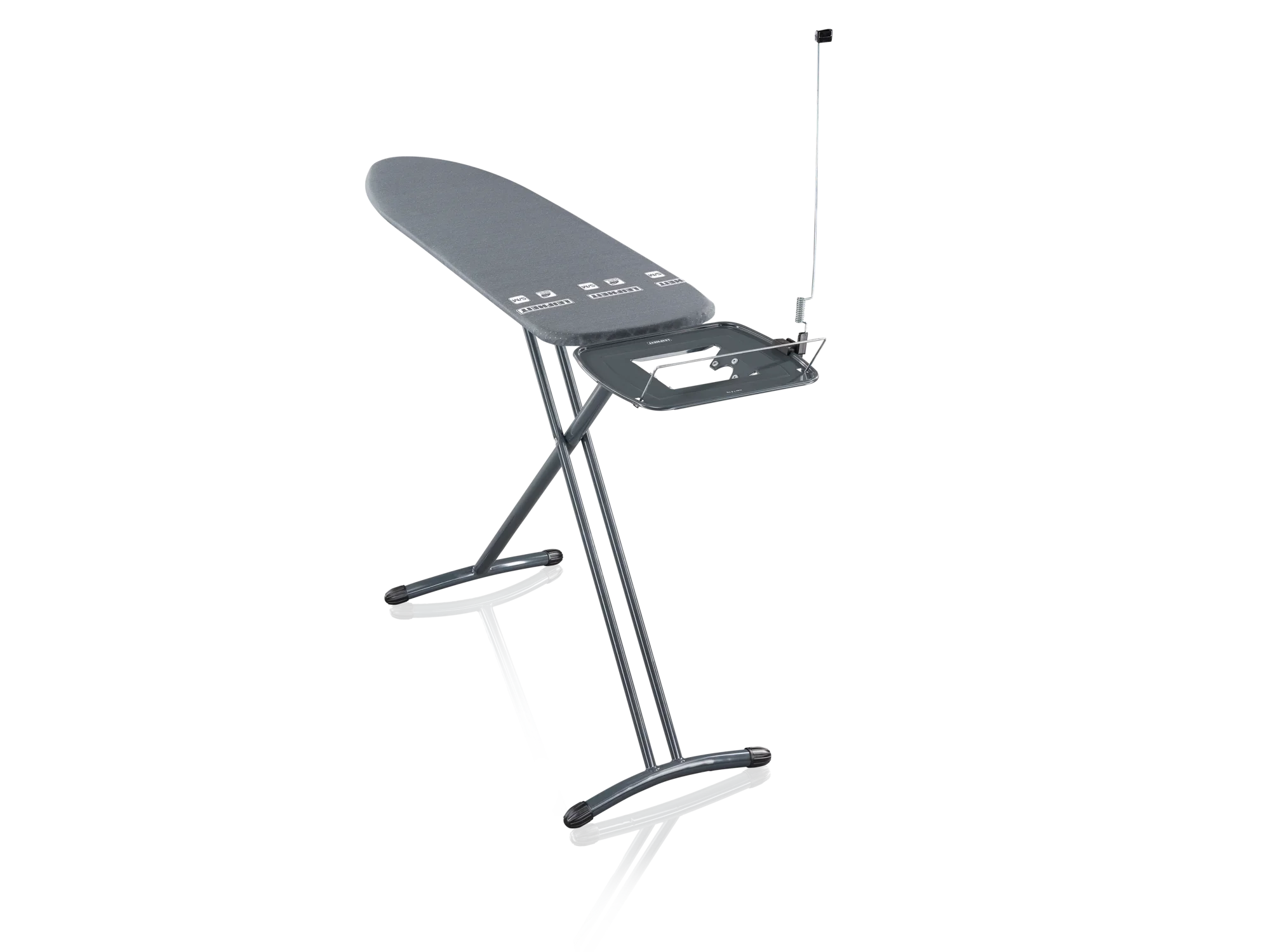 Bügelbrett Leifheit Air Board Express M in Schwarz. Das Bild zeigt ein modernes, stabiles Bügelbrett mit einer speziellen Bügelfläche und einem integrierten Kabelhalter.