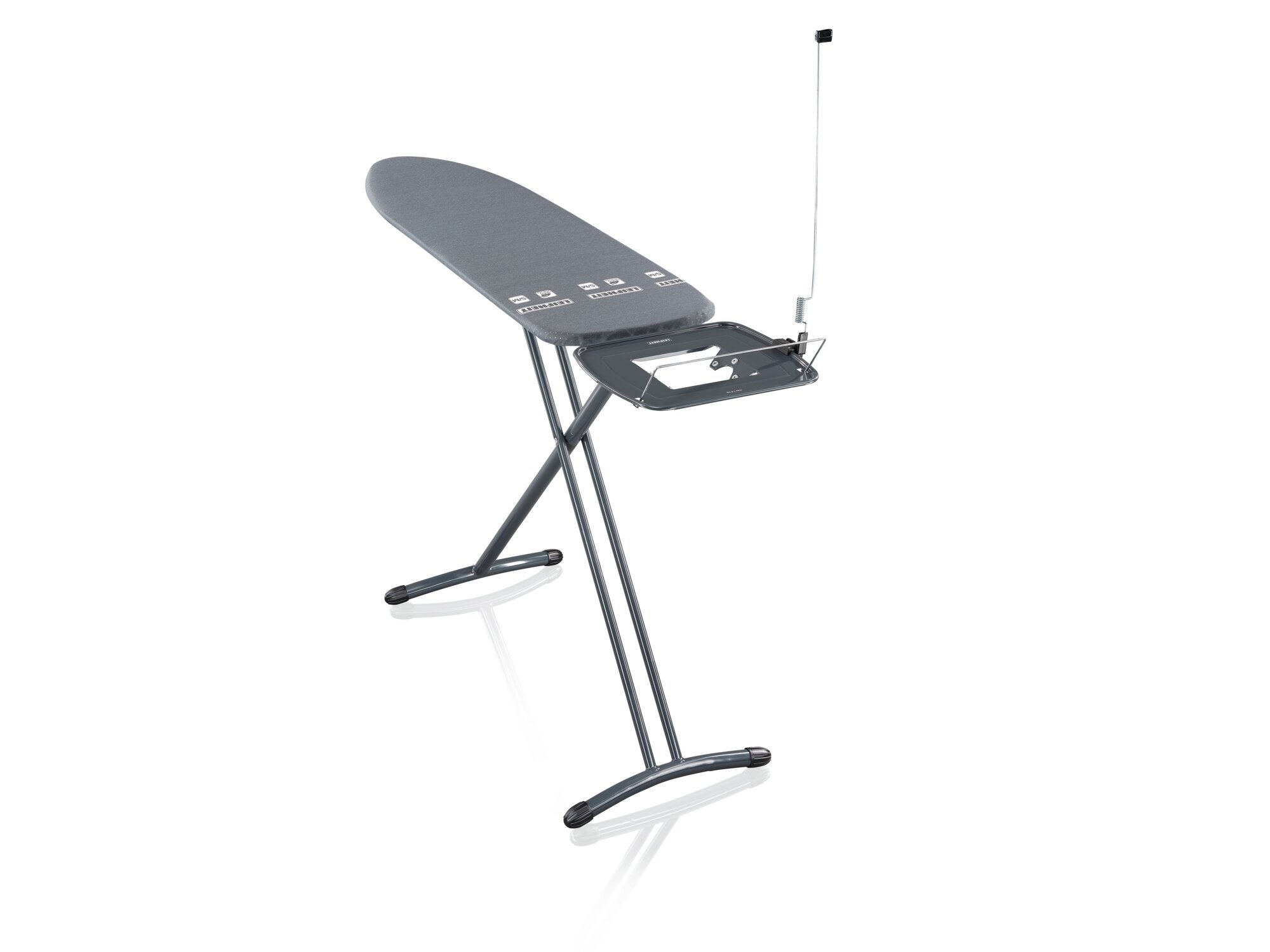 Bügelbrett Leifheit Air Board Express M in Schwarz. Das Bild zeigt ein modernes, stabiles Bügelbrett mit einer speziellen Bügelfläche und einem integrierten Kabelhalter.