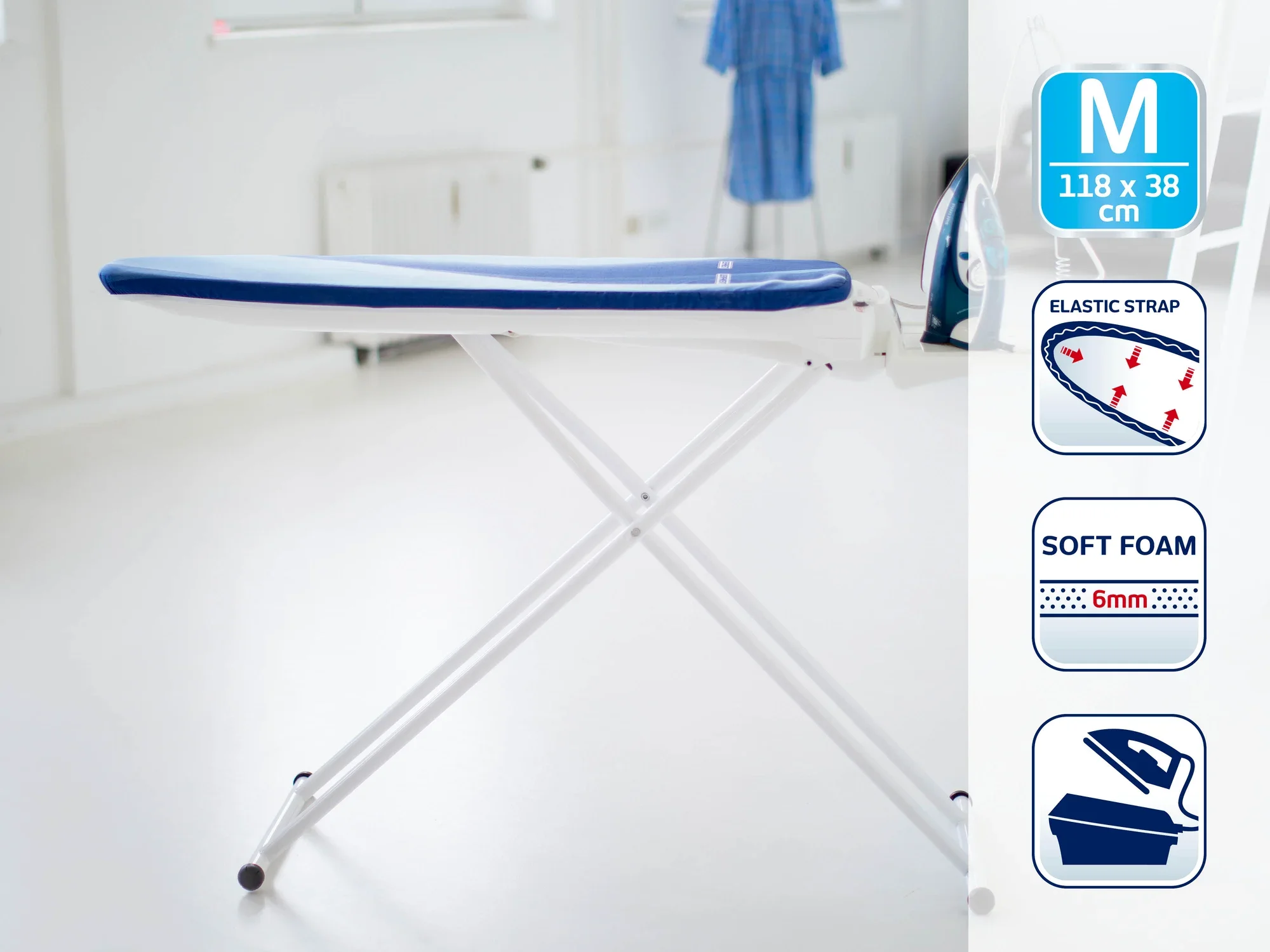 Une table à repasser avec housse bleue se trouve dans une pièce lumineuse. La housse est dotée de bandes élastiques et d'une couche de mousse souple de 6 mm. Taille M : 118 x 38 cm.