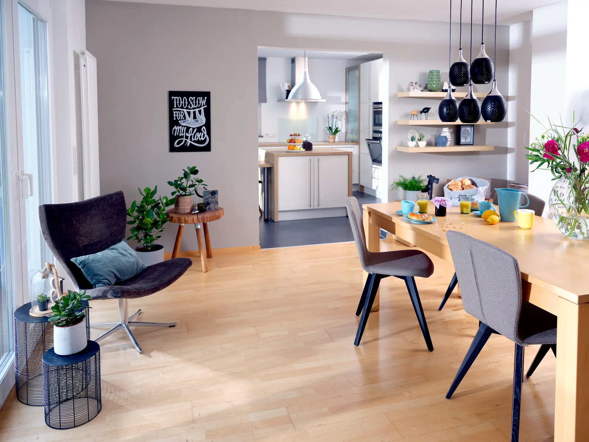 Un salon élégamment meublé avec un coin repas moderne. L'aspirateur sans fil Rotaro PowerVac n'est pas visible, mais l'environnement est propre et bien rangé.