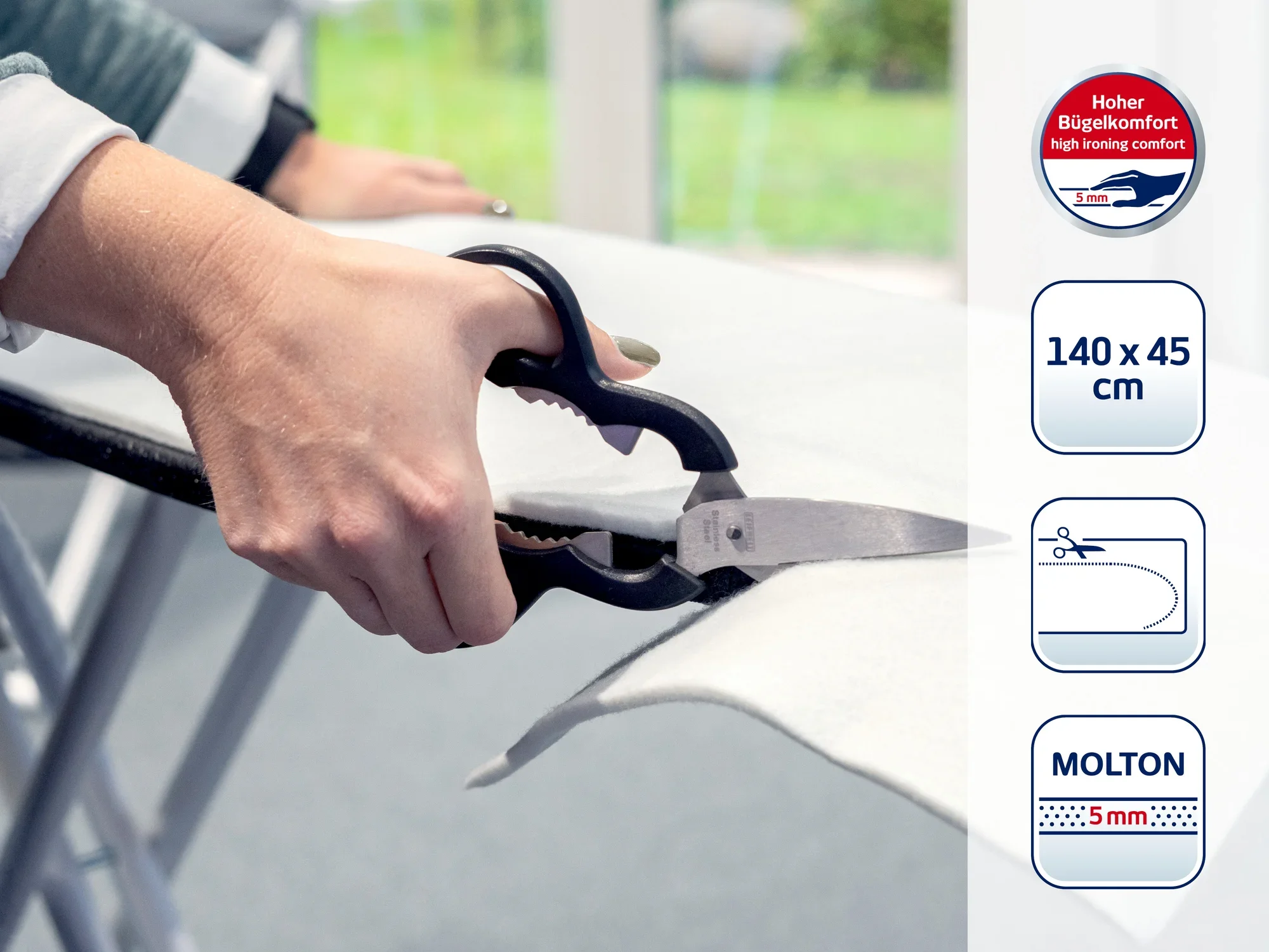 Se corta una funda para mesa de planchar con unas tijeras. La funda ofrece una gran comodidad al planchar y está fabricada en molton. Las medidas son 140 x 45 cm. Ideal para un trabajo preciso.