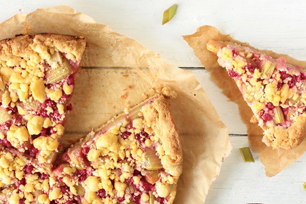 Muttertagskuchen mit Himbeeren und Rhabarber