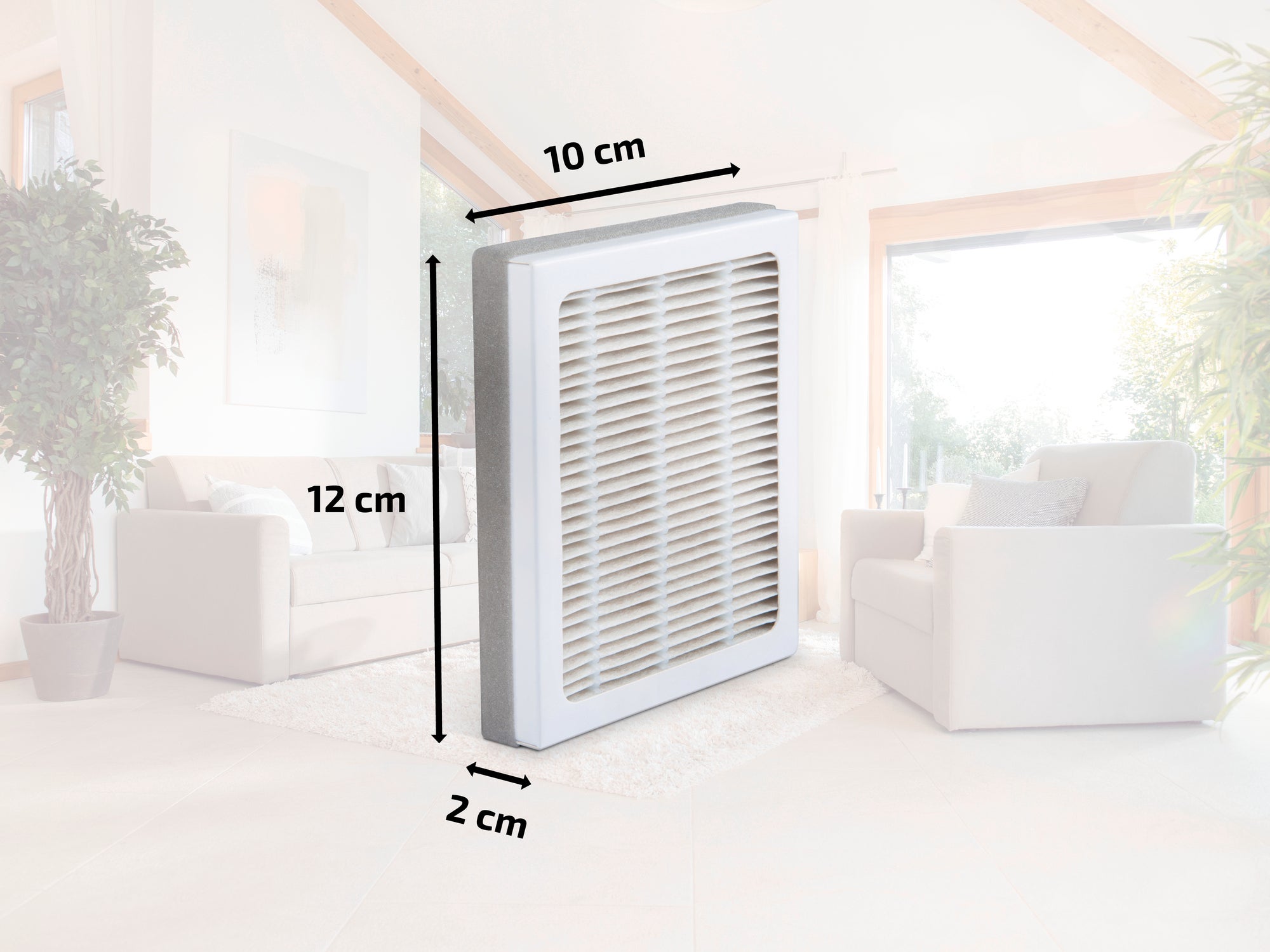 Prostokątny filtr powietrza o wymiarach 10 cm x 12 cm x 2 cm jest umieszczony w jasnym salonie z białymi meblami i dużymi oknami, które wpuszczają dużo światła dziennego.