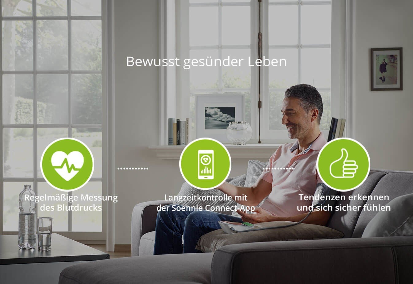 Ein Mann sitzt auf einem Sofa, benutzt die Soehnle Connect-App zur Blutdruckkontrolle; Symbole zeigen Vorteile der Gesundheitsueberwachung.
