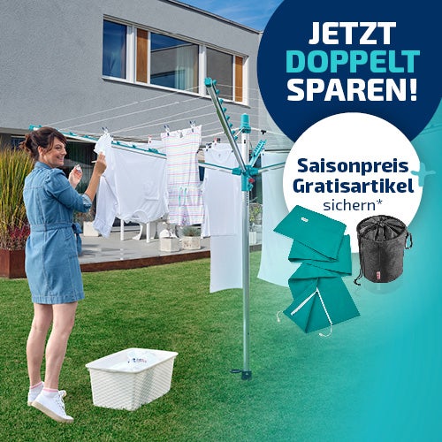Eine Frau hängt Wäsche auf einer Wäschespinne auf. In der Ecke steht „Jetzt doppelt sparen, Saisonpreis und Gratisartikel sichern. Es ist eine Schutzhülle und ein Wäscheklammerbeutel abgebildet.