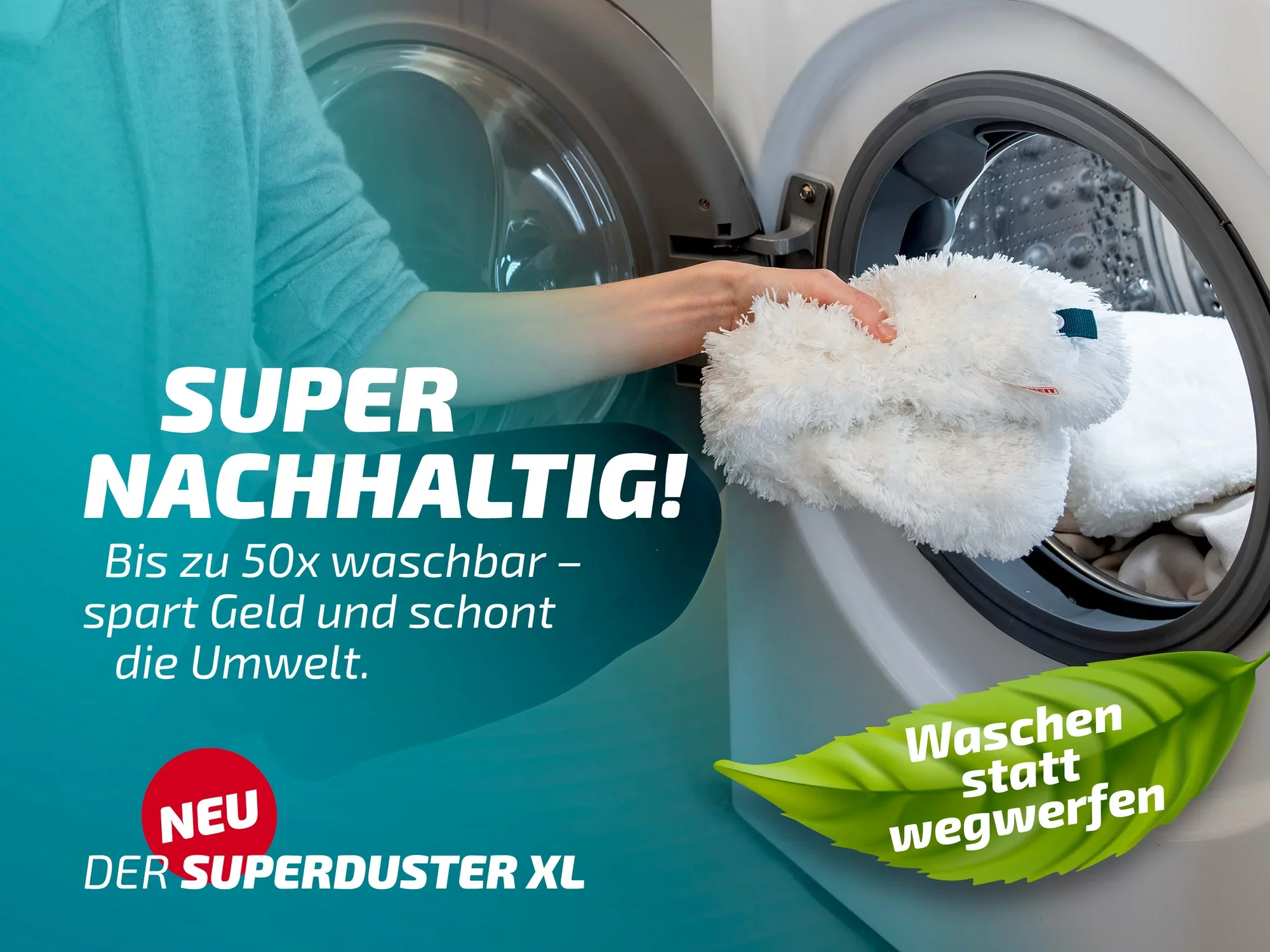 Eine Person legt den Leifheit Superduster XL in eine Waschmaschine. Der Text auf dem Bild betont die Nachhaltigkeit des Produkts, das bis zu 50 Mal waschbar ist.