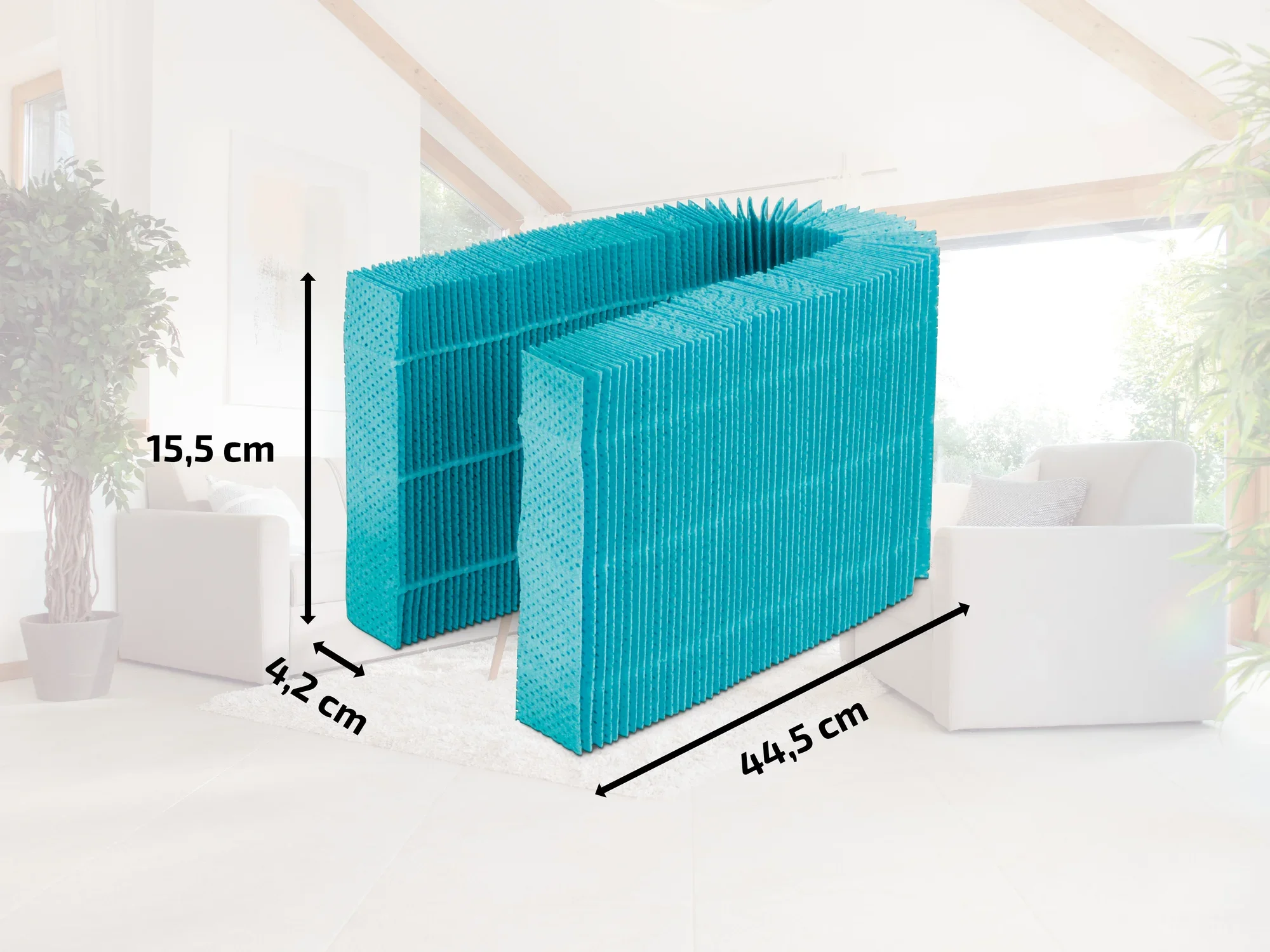 Niebieski filtr powietrza o wymiarach 15,5 cm wysokości, 42 cm szerokości i 44,5 cm głębokości stoi w jasnym pomieszczeniu. Filtr ma prostokątny kształt i jest wykonany z drobnego materiału przypominającego siatkę.